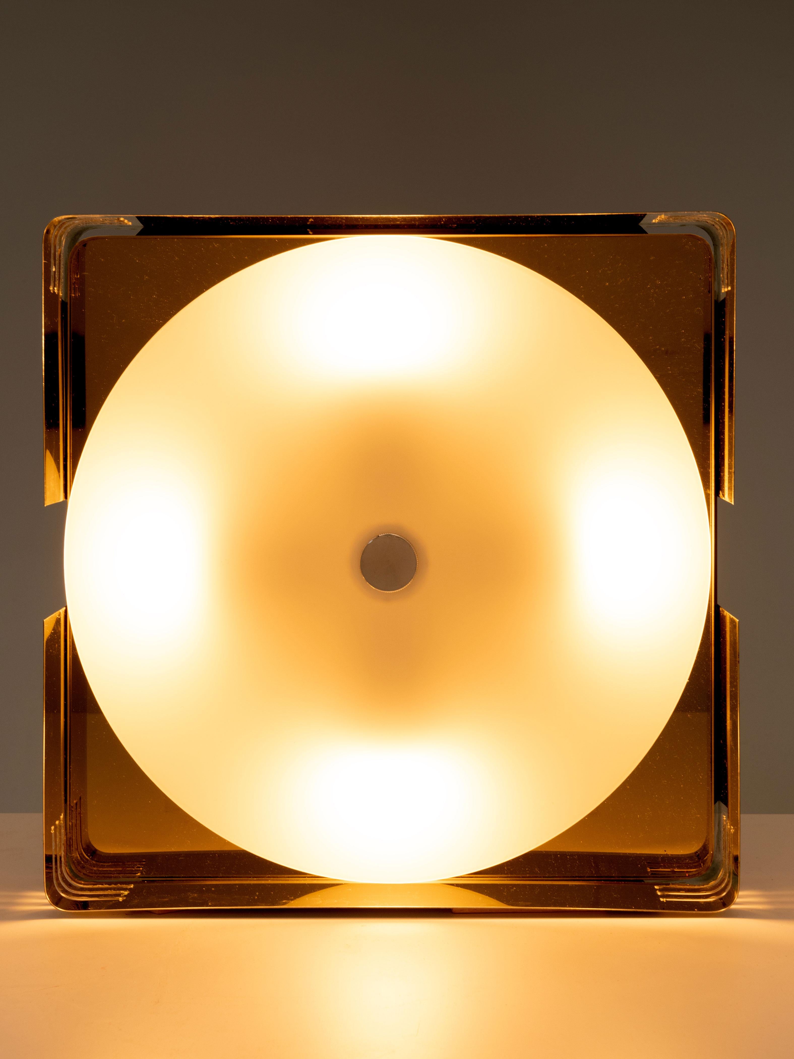 Questa lampada da parete/soffitto risale probabilmente agli anni '60, durante l'imminente era spaziale, ed è stata realizzata in Italia. Questo periodo ha influenzato pesantemente il design utilizzando determinati materiali e forme. Qui possiamo