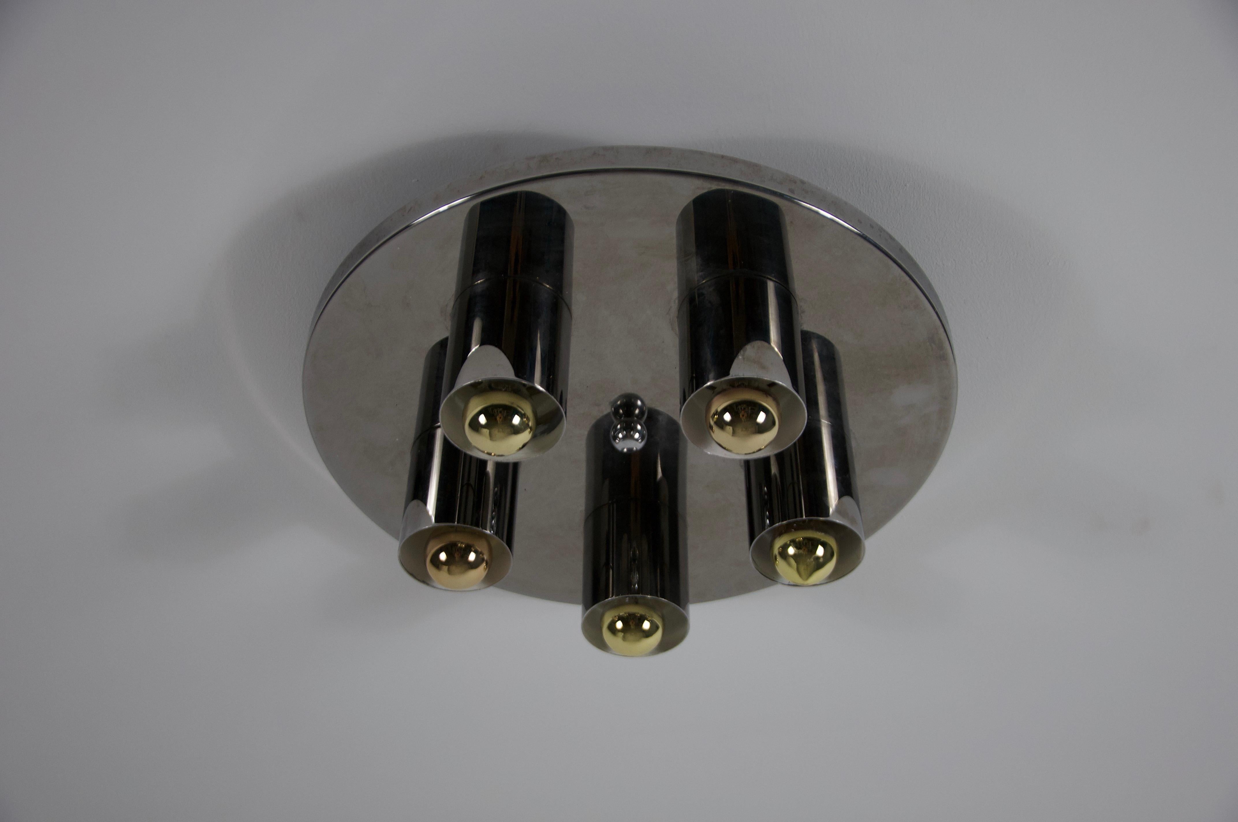 Cette étonnante applique ou lampe murale a été conçue et produite par Cosack Leuchten en Allemagne dans les années 1970. La pièce se compose d'une base circulaire en chrome poli et de cinq éléments lumineux cylindriques, chacun équipé d'un