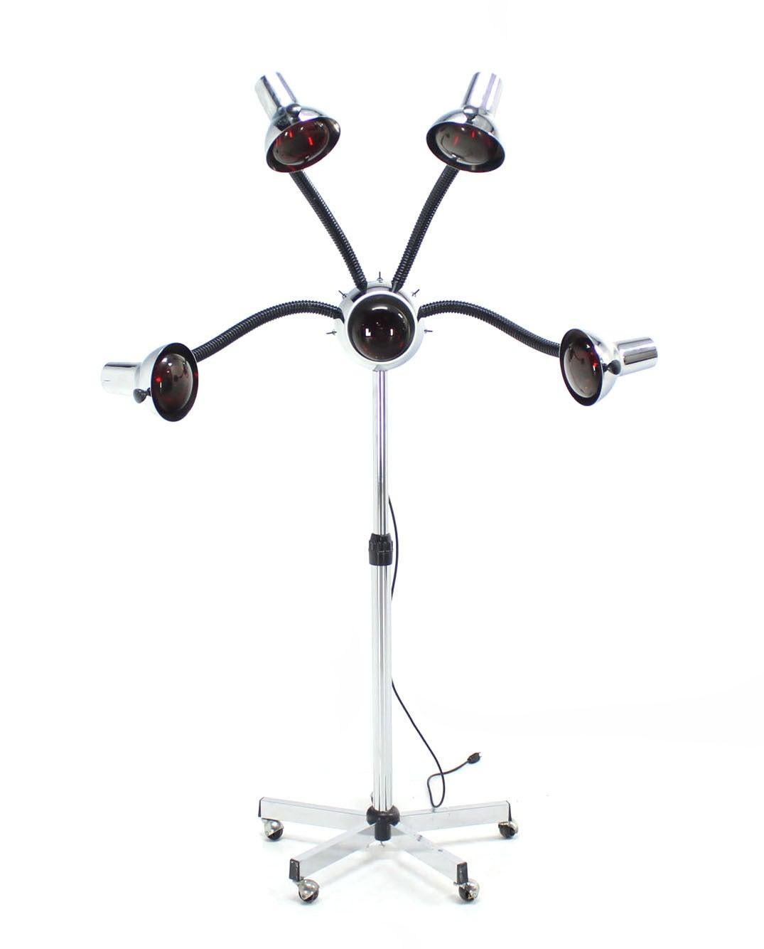 Mid-Century Modern Lampes à chaleur réglables à quatre bras, base à roue chromée, mi-siècle moderne en vente
