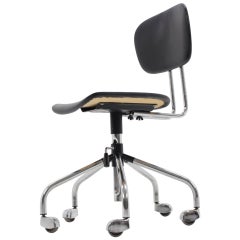 Fauteuil de bureau à roulettes chromées