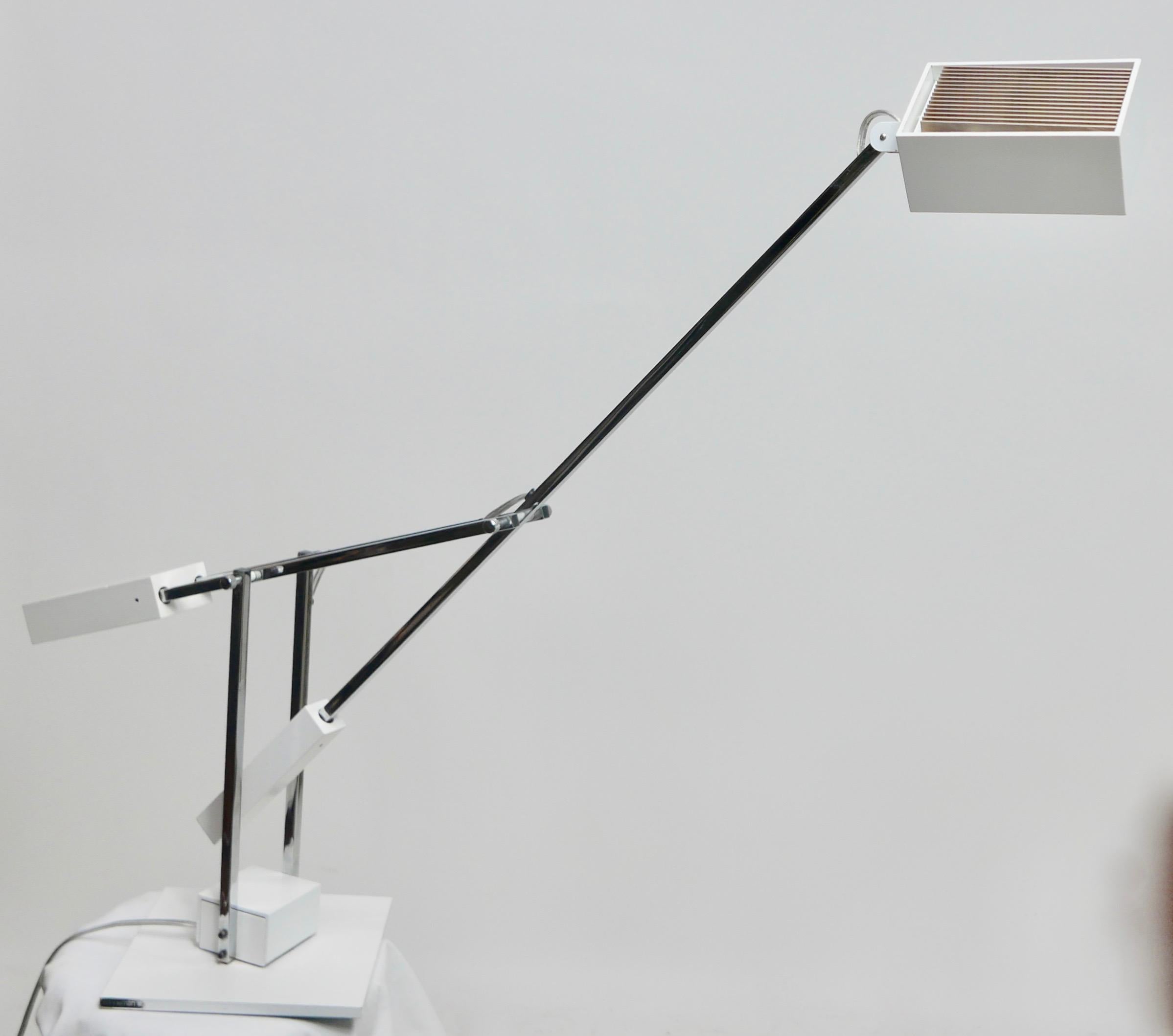 Minimalistische Schreibtischlampe aus Chrom und weißem Metall des Designers Robert Sonneman, 1970er Jahre (Gemalt) im Angebot