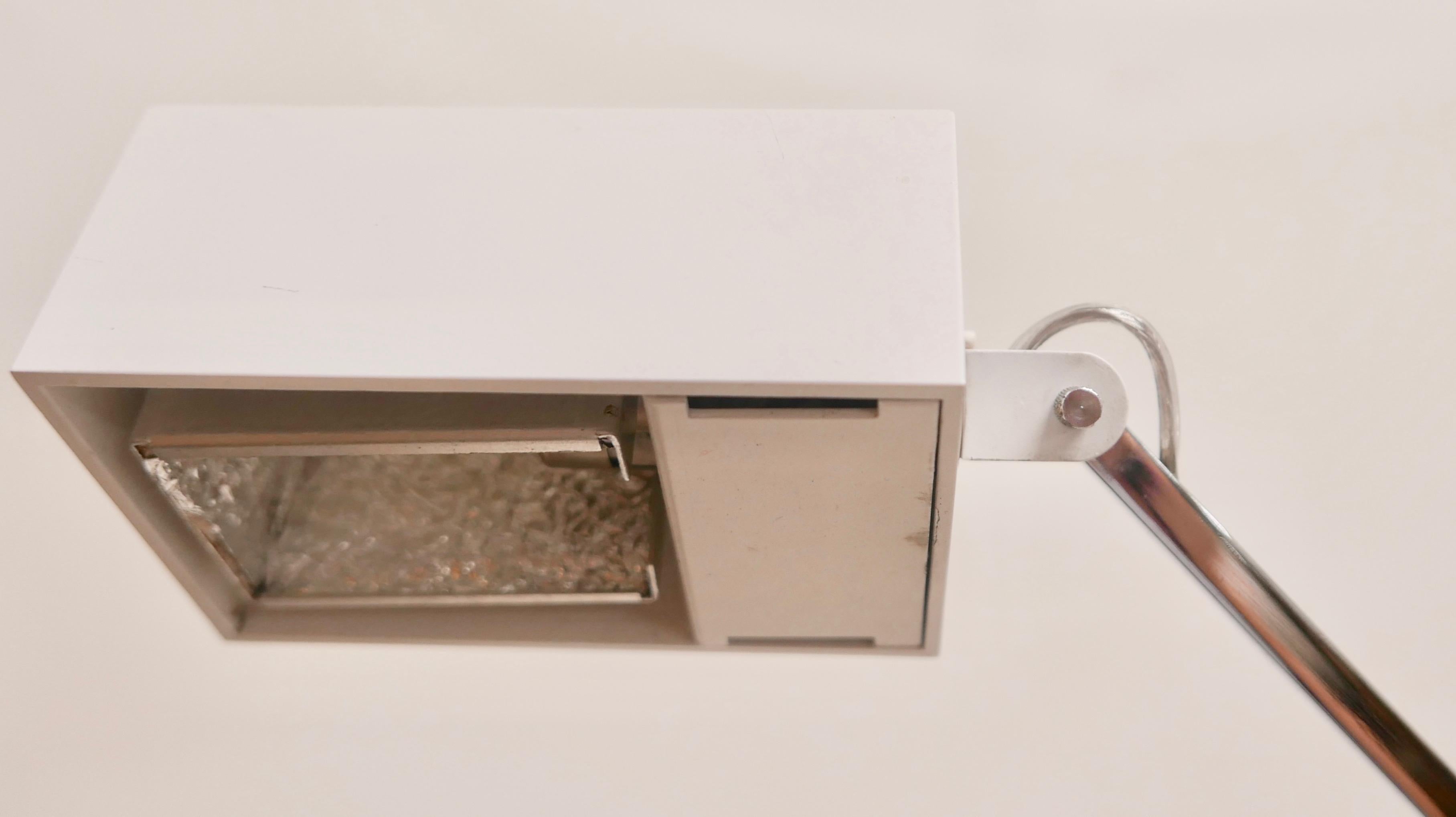 Minimalistische Schreibtischlampe aus Chrom und weißem Metall des Designers Robert Sonneman, 1970er Jahre (20. Jahrhundert) im Angebot