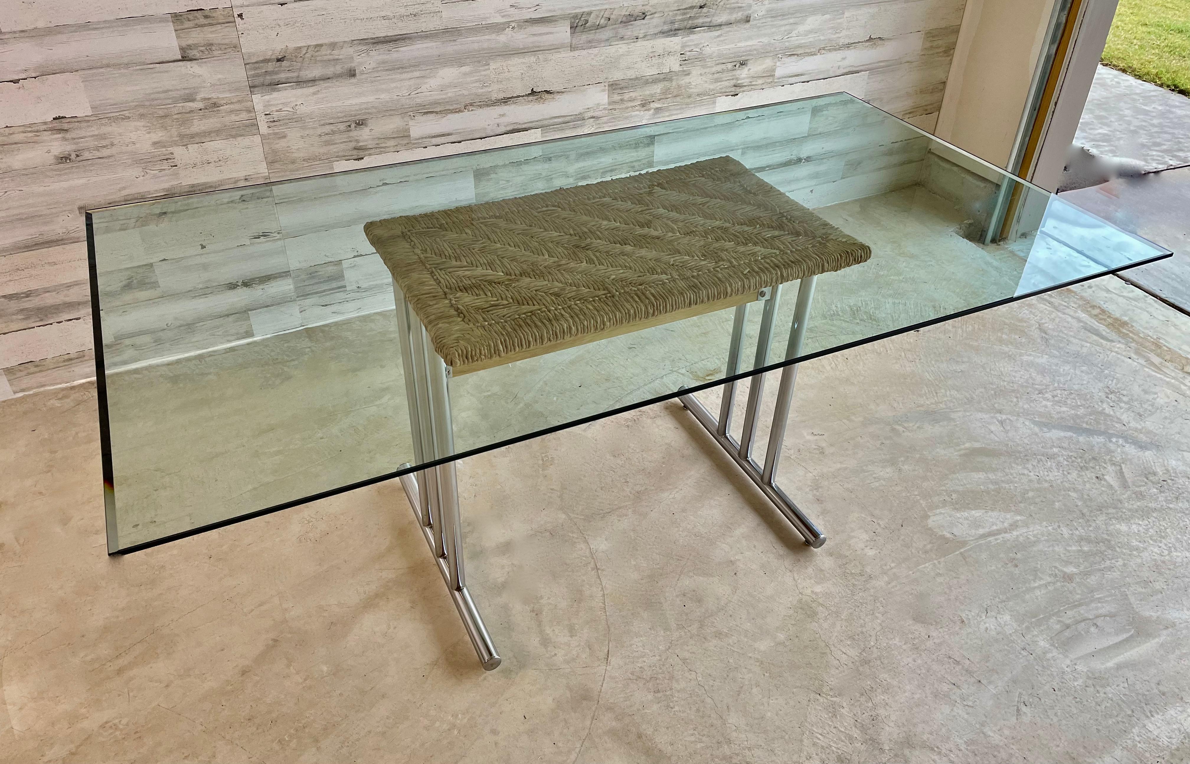 Table de salle à manger en chrome et jonc tressé en vente 3