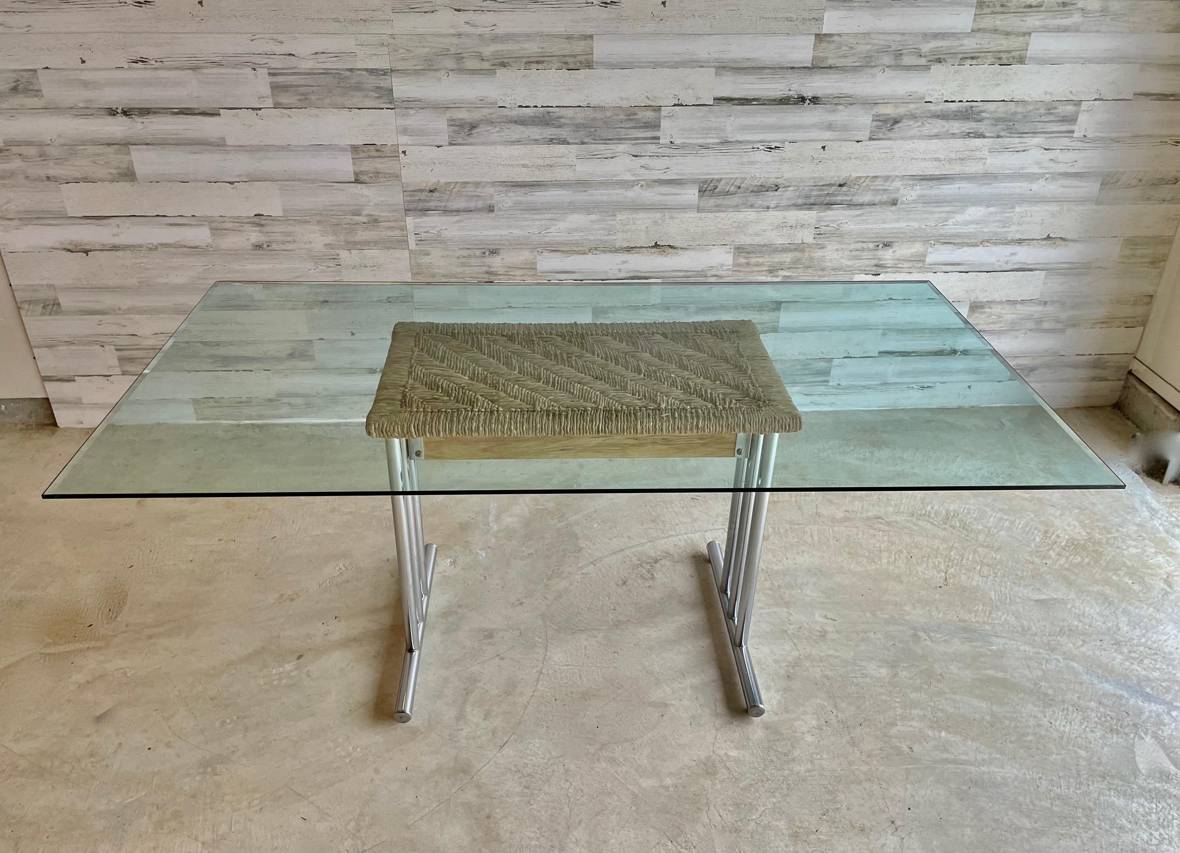 Table de salle à manger en chrome et jonc tressé en vente 5