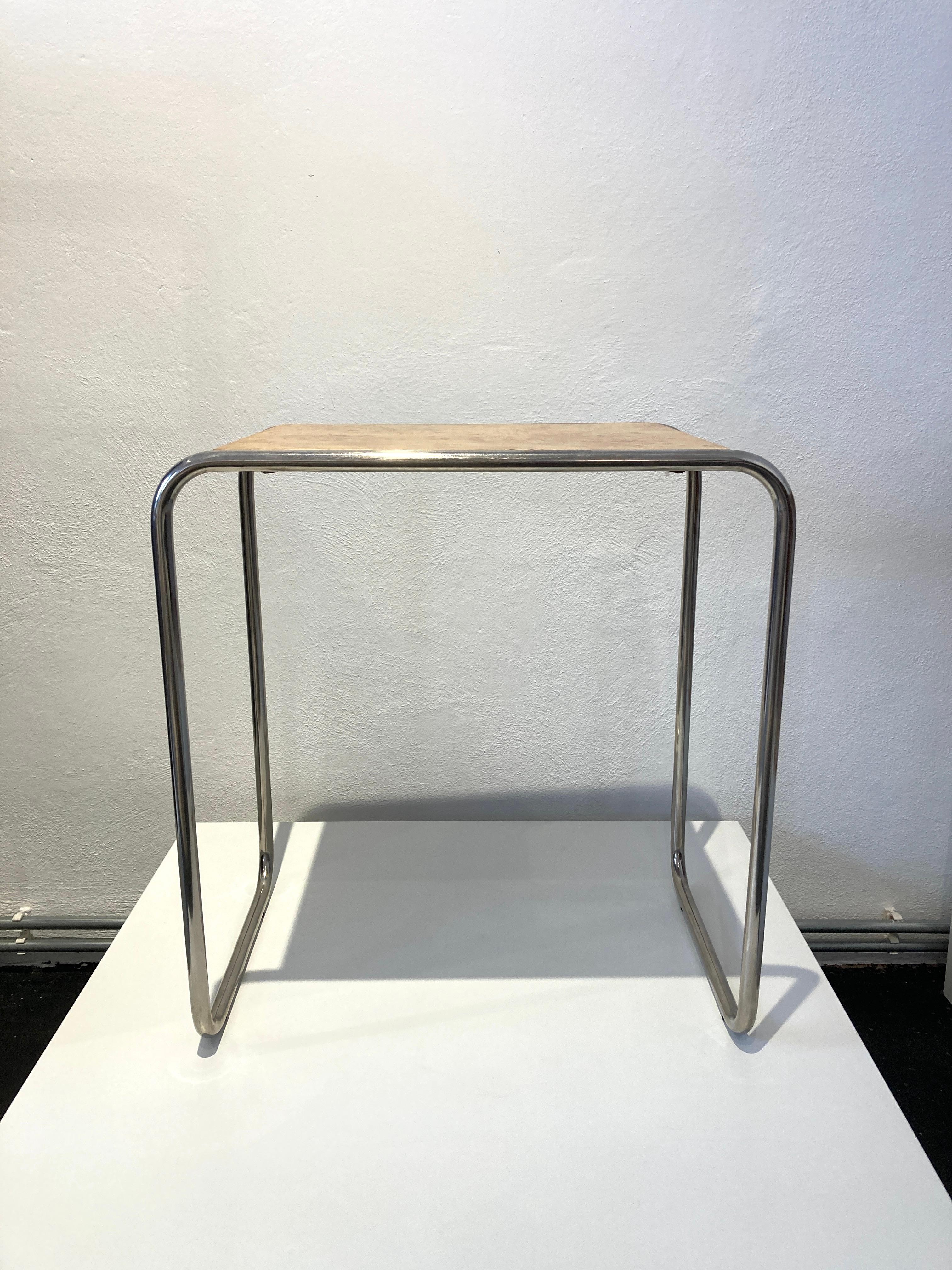 röhrenförmiger Stahltisch B 9 von Marcel Breuer, 1930er Jahre
Dieser Beistelltisch von Marcel Breuer hat eine Konstruktion aus vernickeltem Stahlrohr
und einer birkenfurnierten Platte. Sehr guter Zustand.
        