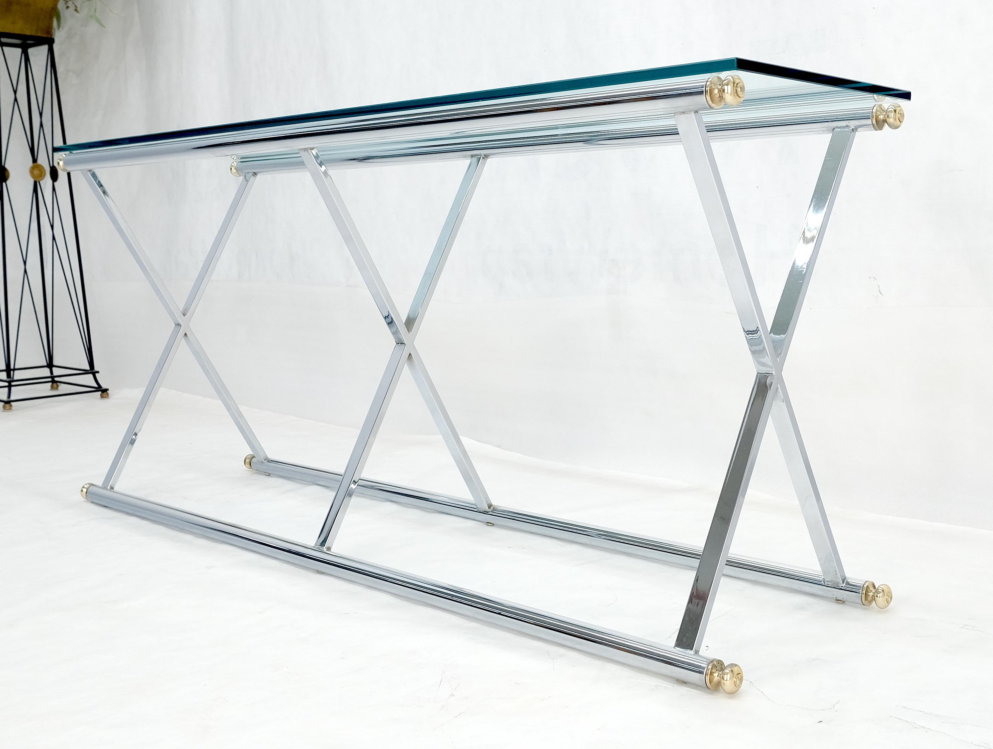 Console de canapé de 67 pouces de long chromée X Base en verre, mi-siècle moderne c1970 en vente 3