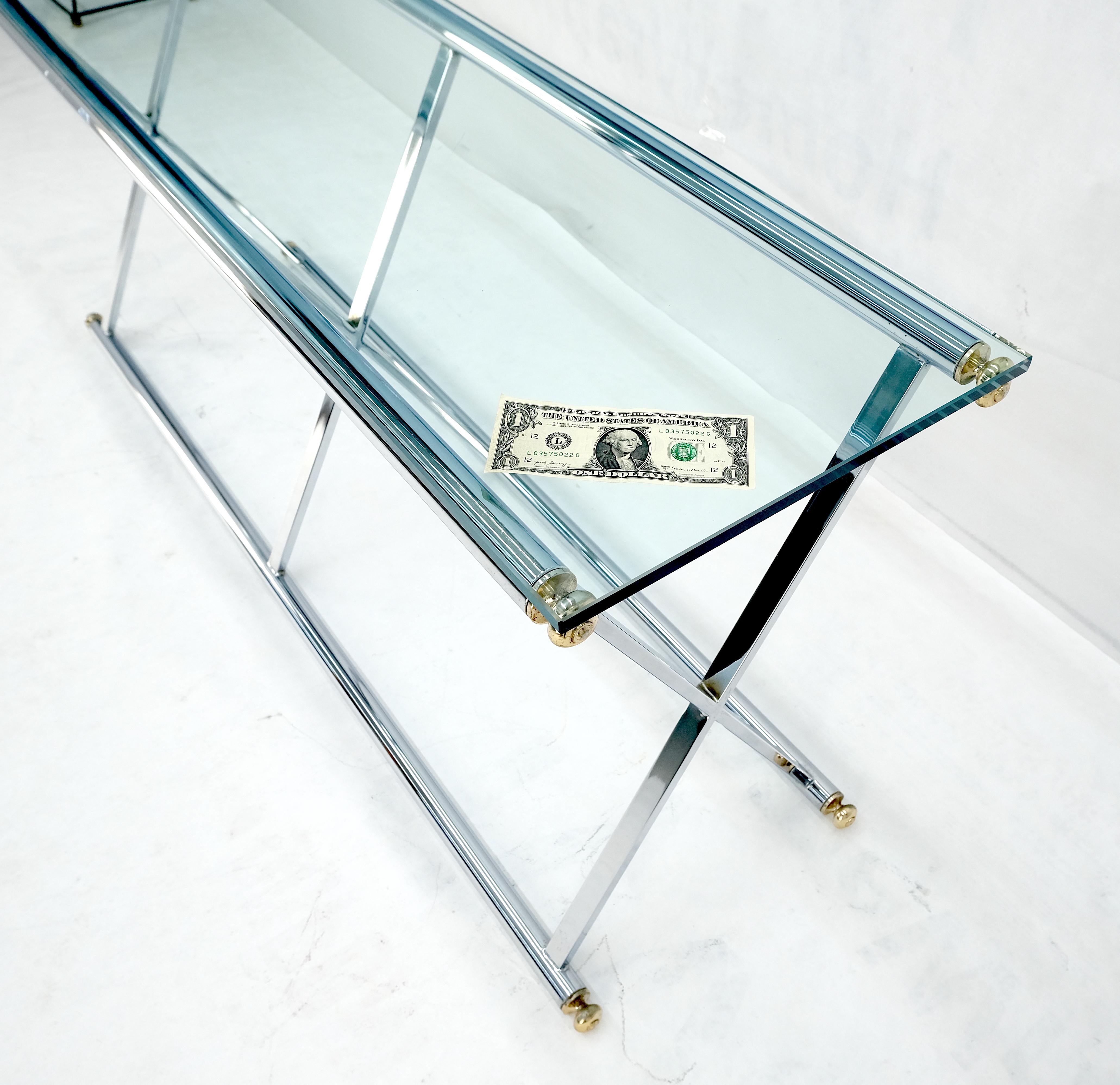 Laiton Console de canapé de 67 pouces de long chromée X Base en verre, mi-siècle moderne c1970 en vente