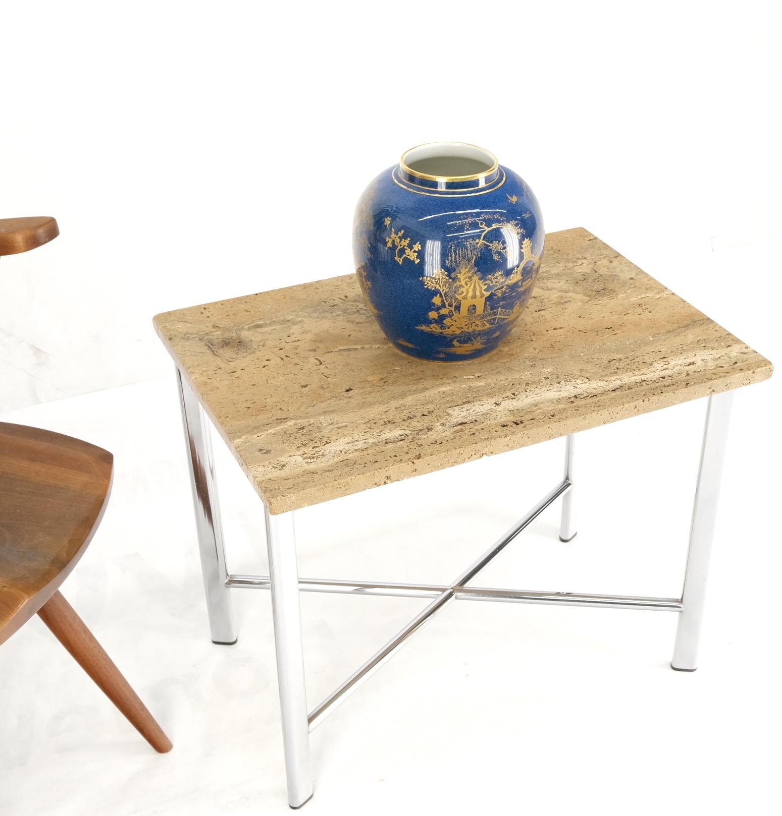 Table d'appoint rectangulaire à base de chrome et plateau en travertin, de style Mid-Century Modern.