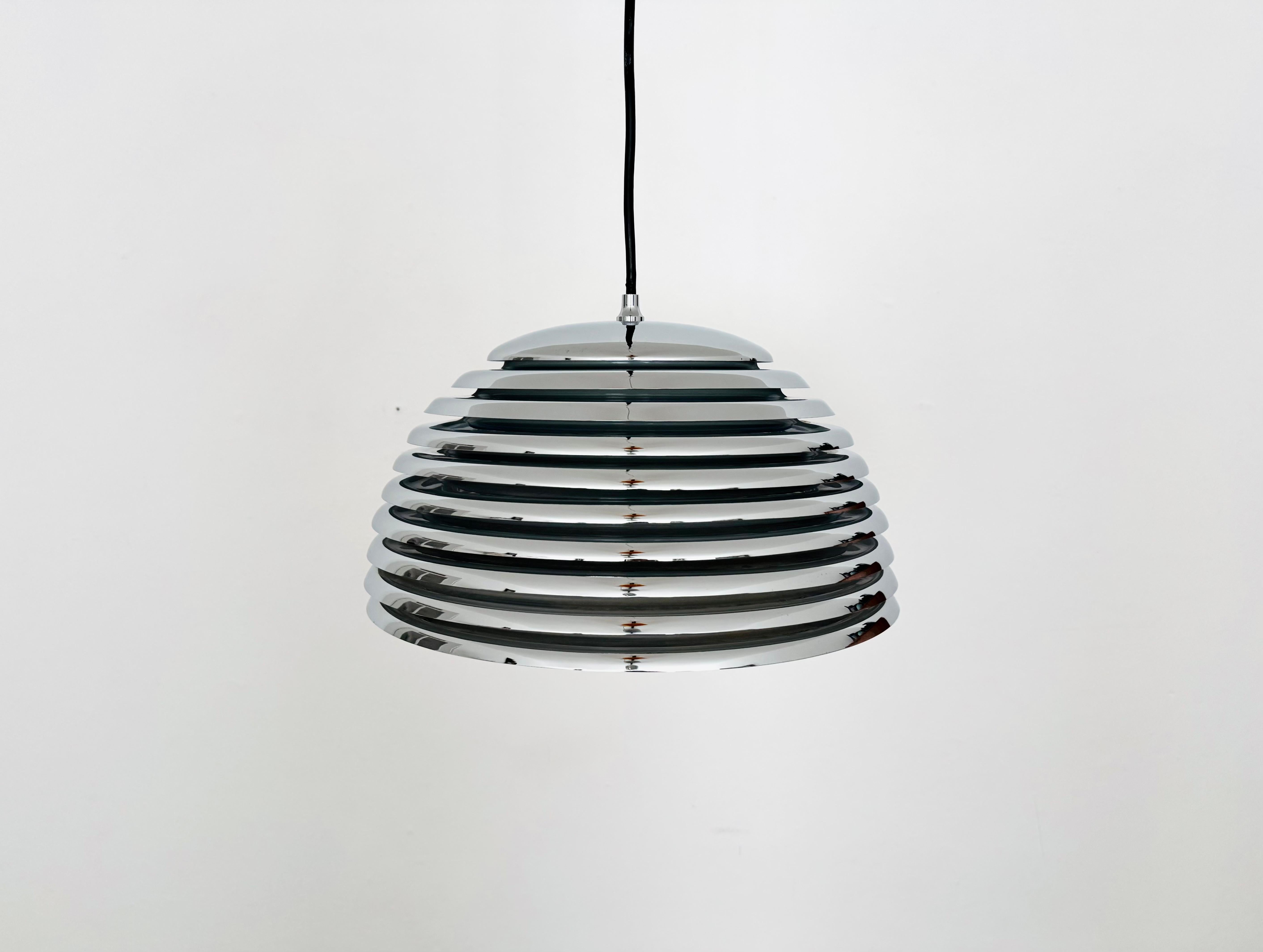 Äußerst beeindruckende Hängeleuchte aus den 1970er Jahren.
Außergewöhnliches Design und ein echter Blickfang für jeden Raum.
Der Lichteffekt der Lampe ist außergewöhnlich schön.
Sehr hochwertige Verarbeitung.

Hersteller: Personal
Entwurf: Kazuo