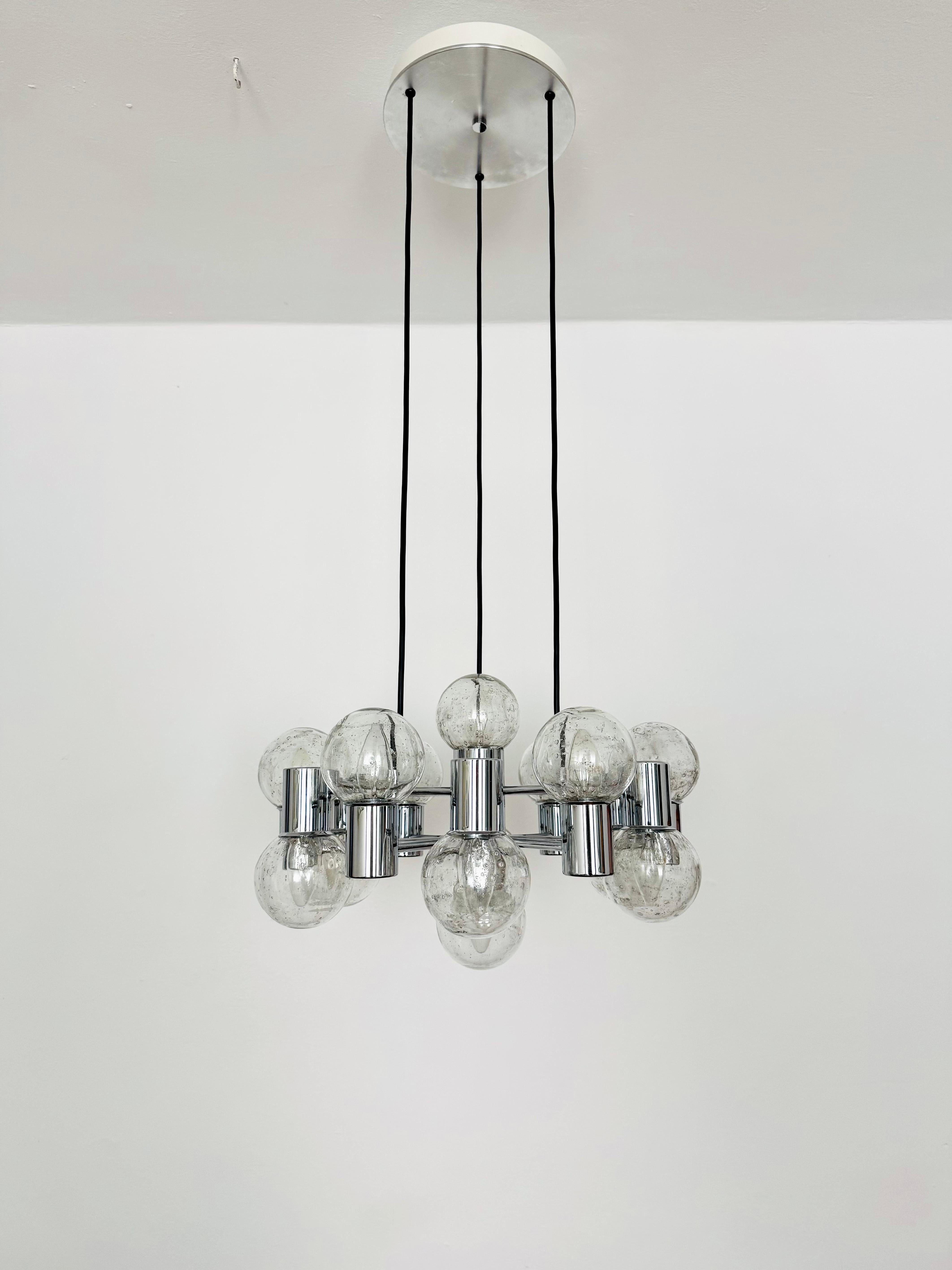 Lampadario Sputnik di grande effetto degli anni '70.
Un design eccezionale e un vero e proprio colpo d'occhio per qualsiasi stanza.
L'effetto luminoso della lampada è eccezionalmente bello.
Lavorazione di alta qualità.
Crea una luce