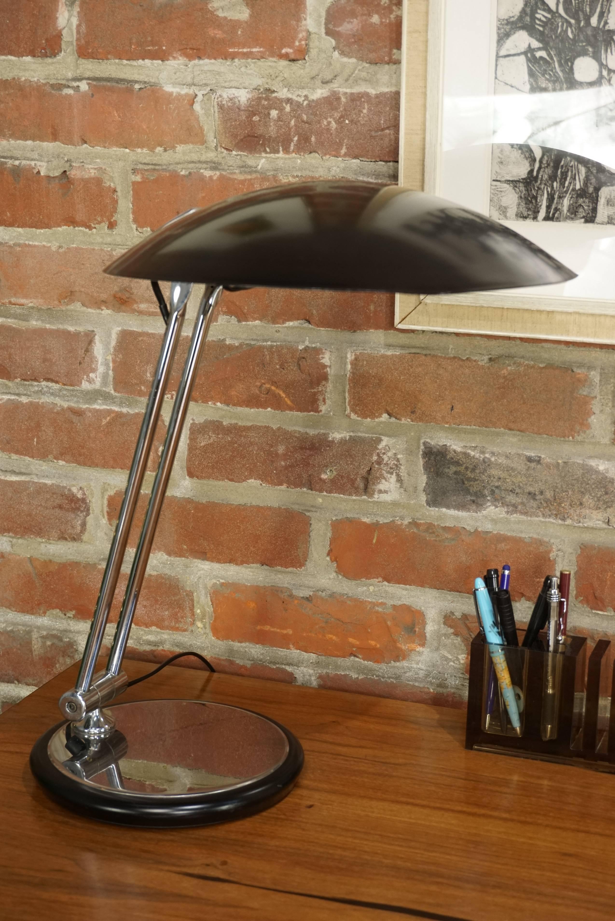Industriel Lampe articulée « Soucoupe » en métal chromé et noir, design français par Aluminor en vente
