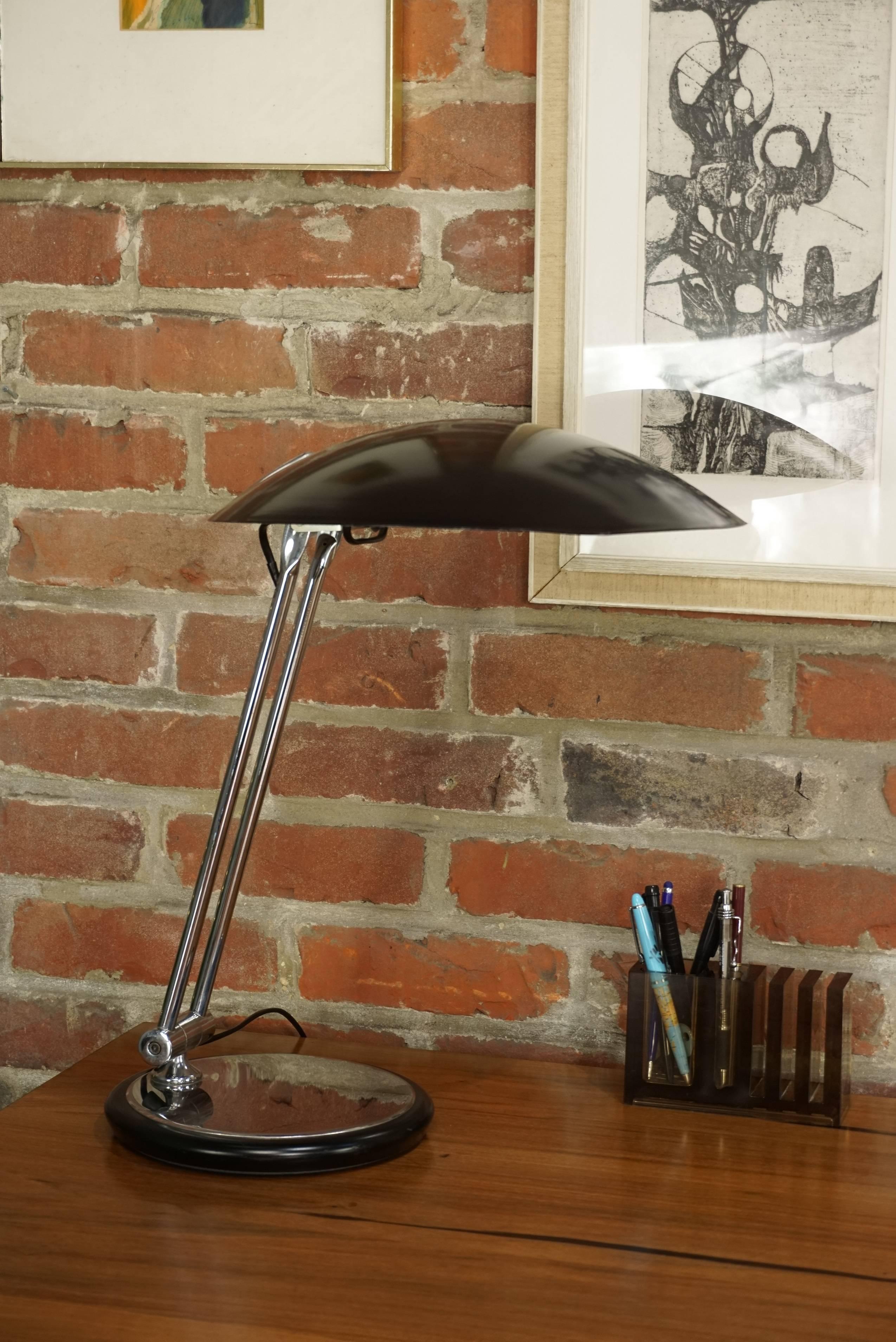 Français Lampe articulée « Soucoupe » en métal chromé et noir, design français par Aluminor en vente