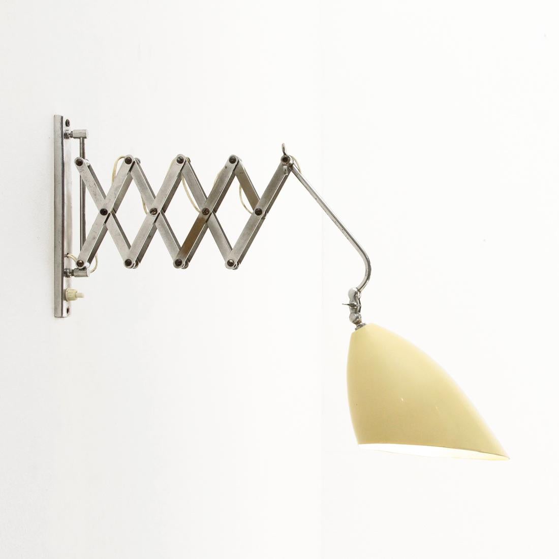 Chromed and Cream Italian Pantograph Wall Lamp, 1950s In Good Condition For Sale In Savona, IT