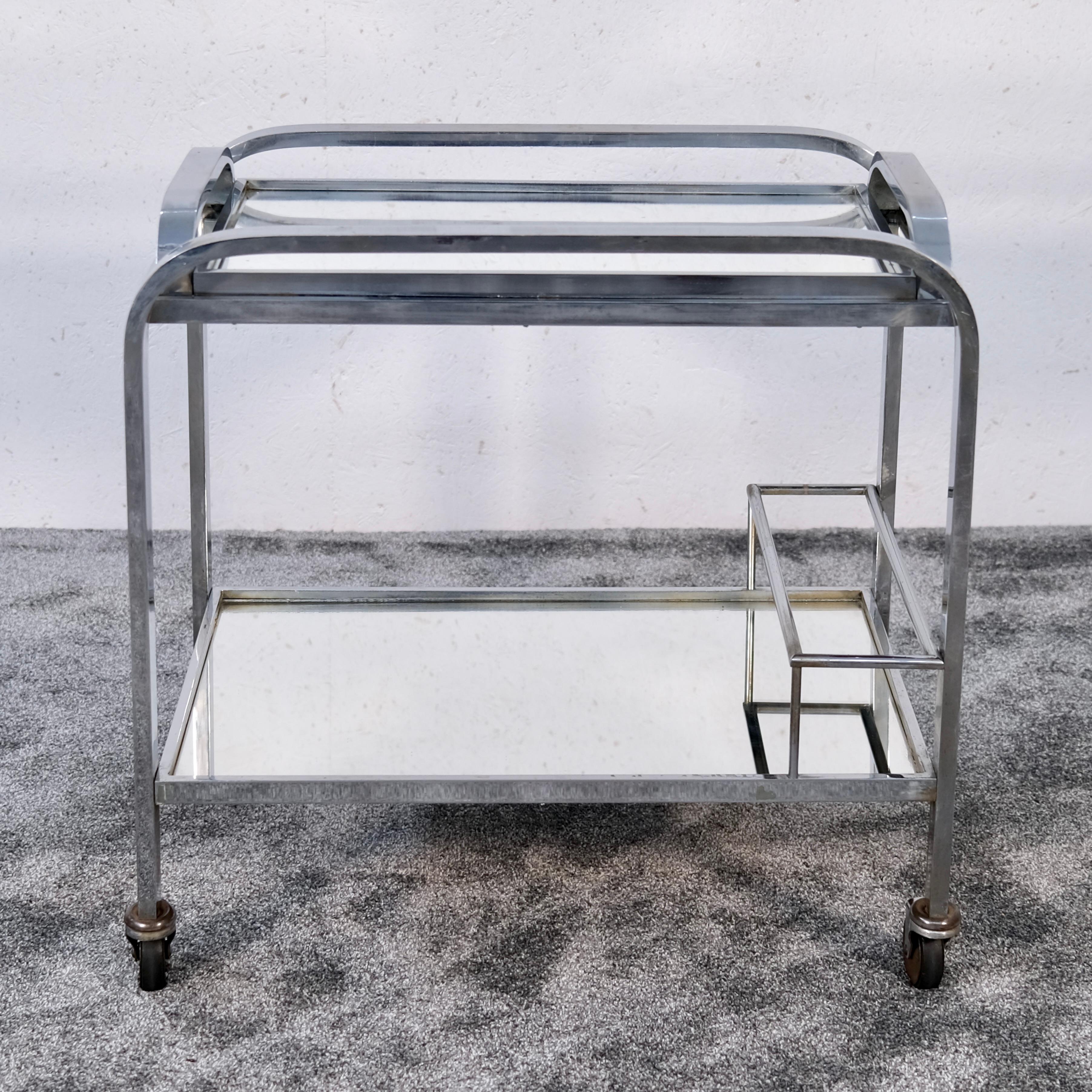 Original French Art Deco Bar Cart with Removable Tray, 1930s

A true embodiment of 1930s French Art Deco, this exquisite bar cart exudes timeless sophistication and versatility. Crafted from chrome-plated brass with a rectangular tubular frame, it