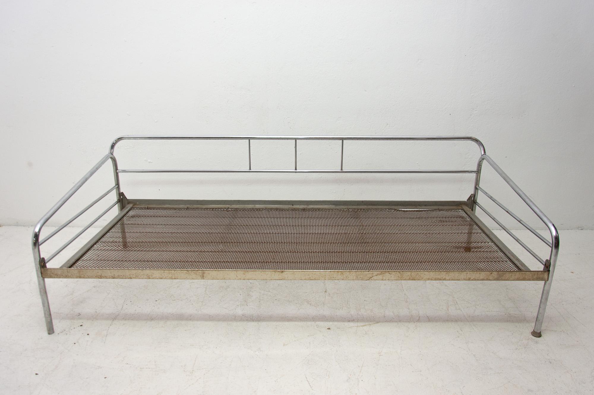 Chromed tubular steel sofa from the Bauhaus period, 1930s, Bohemia, probably produced by Hynek Gottwald. Chrome is generally in good vintage condition, shows some signs of age and use.