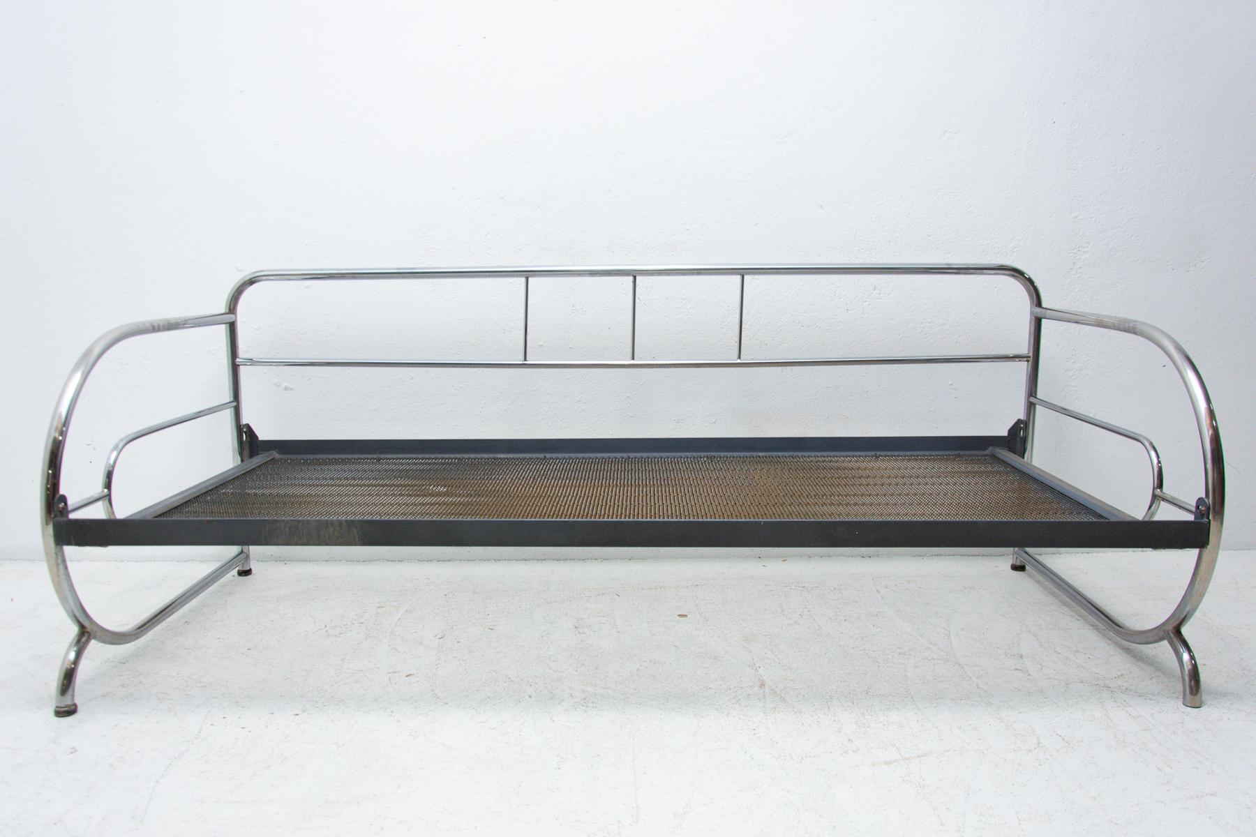 Chromed tubular steel sofa from the Bauhaus period, 1930s, Bohemia, probably produced by Hynek Gottwald. Chrome is generally in good vintage condition, shows some signs of age and use, on the left and right lower side it shows more pronounced signs