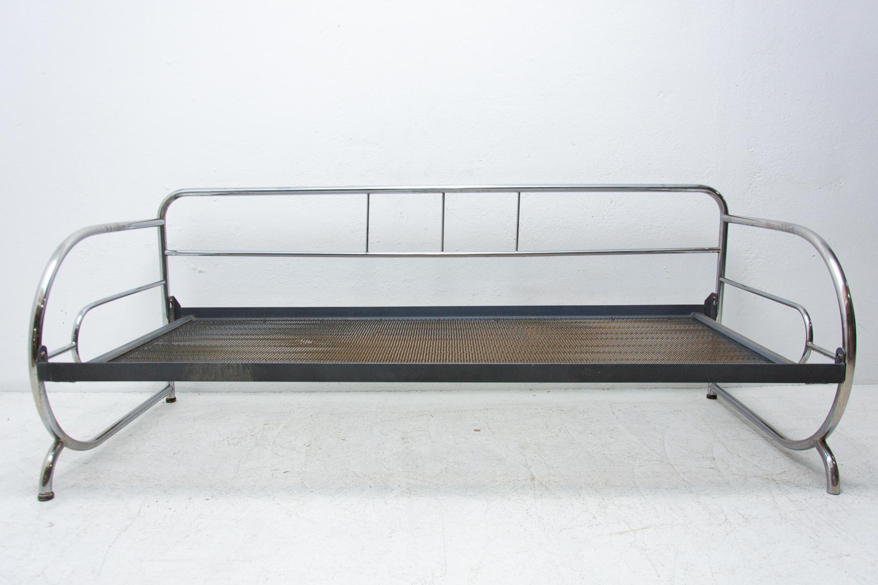 Chromed tubular steel sofa from the Bauhaus period, 1930s, Bohemia, probably produced by Hynek Gottwald. Chrome is generally in good vintage condition, shows some signs of age and use, on the left and right lower side it shows more pronounced signs