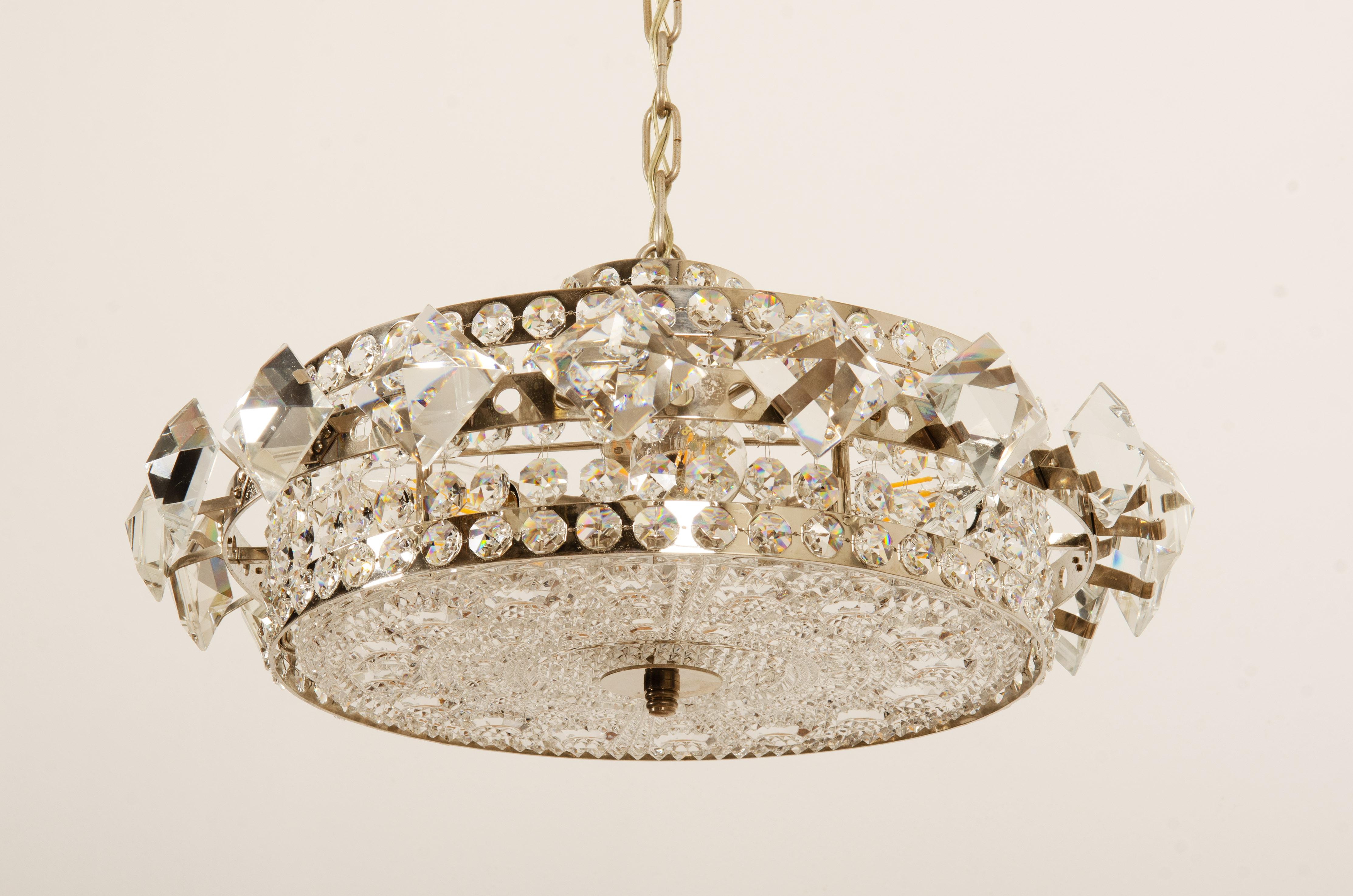 Metà XX secolo Lampadario in ottone cromato e vetro di Orrefors degli anni '60 in vendita