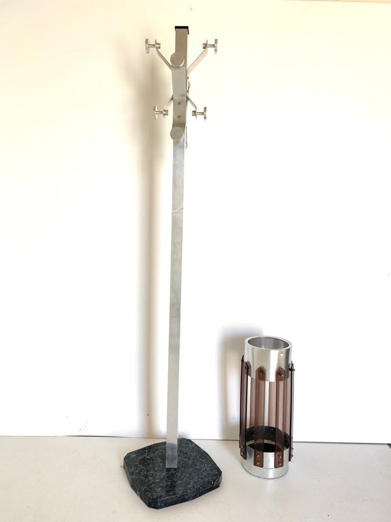 A 1970's vintage coat rack in classic space age style. 

Iron silver structure with a beautiful black marble base. Eight hanging point, manufactured in Italy in the 1970s. 

In very good condtions with only few signs of time. 

Please visit our