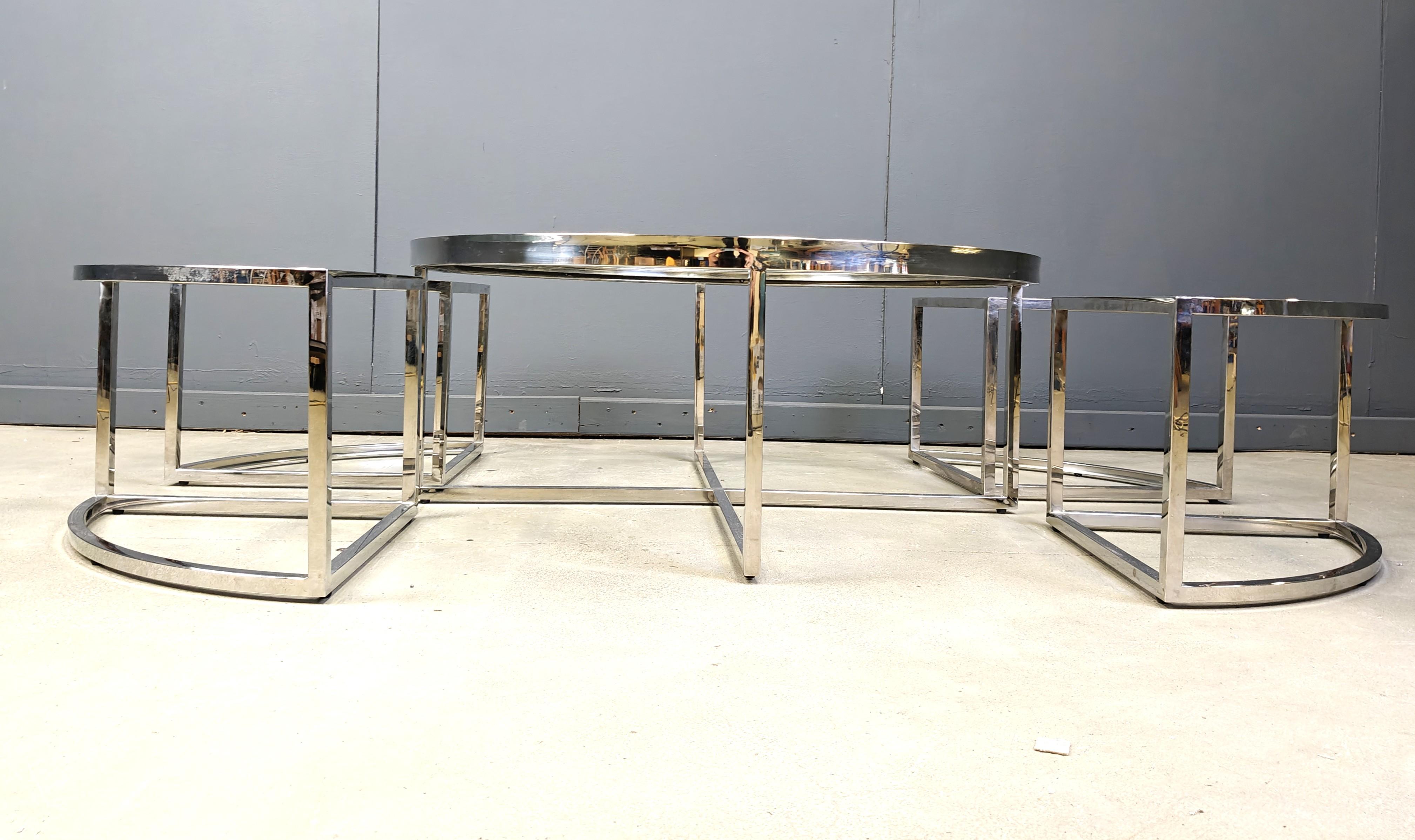 Juego de mesa de centro cromada con mesas nido, años 70 Regencia de Hollywood en venta