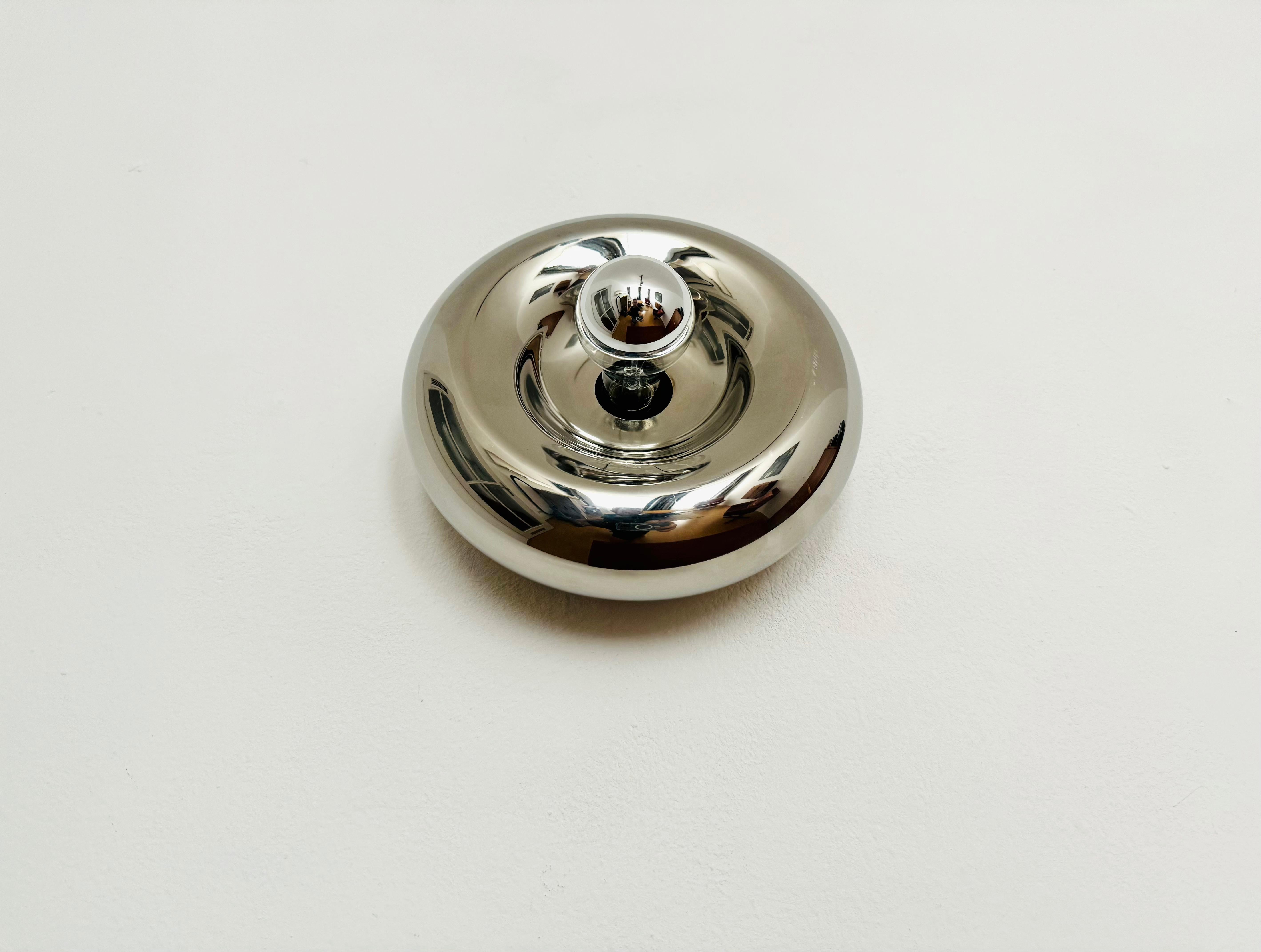 Very nice Italian ceiling lamp from the 1960s.
Reduced design with a special lighting effect.
Mounted on the ceiling creates a warm, focused light.
You can also mount it on the wall, with a different light source you get a beautiful