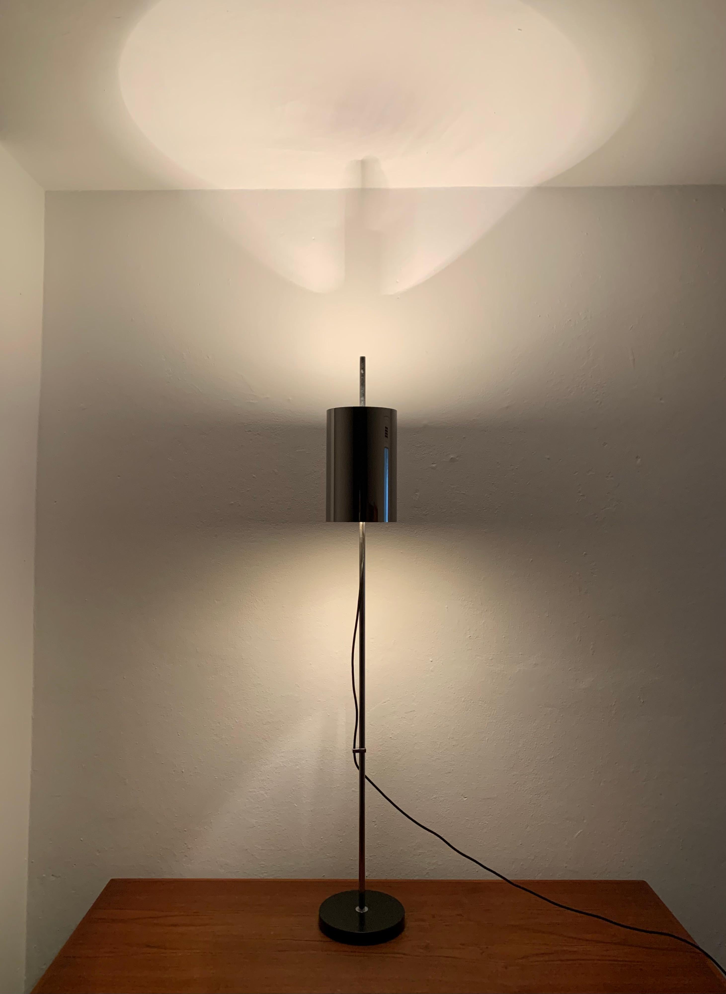 Chromed floor lamp by Raak For Sale 4