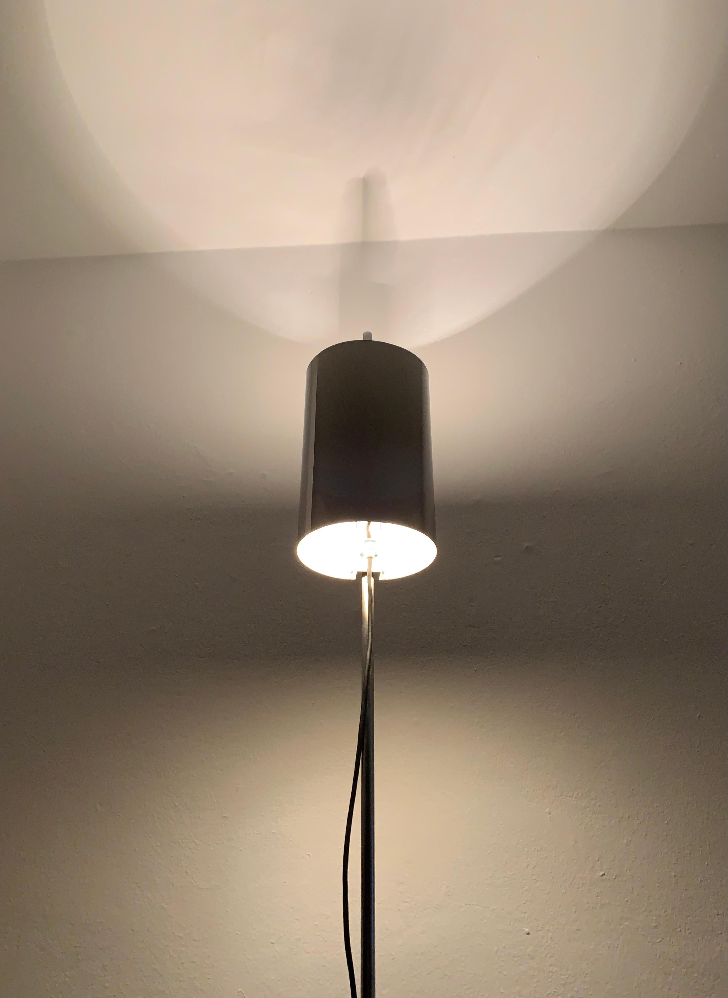 Chromed floor lamp by Raak For Sale 6