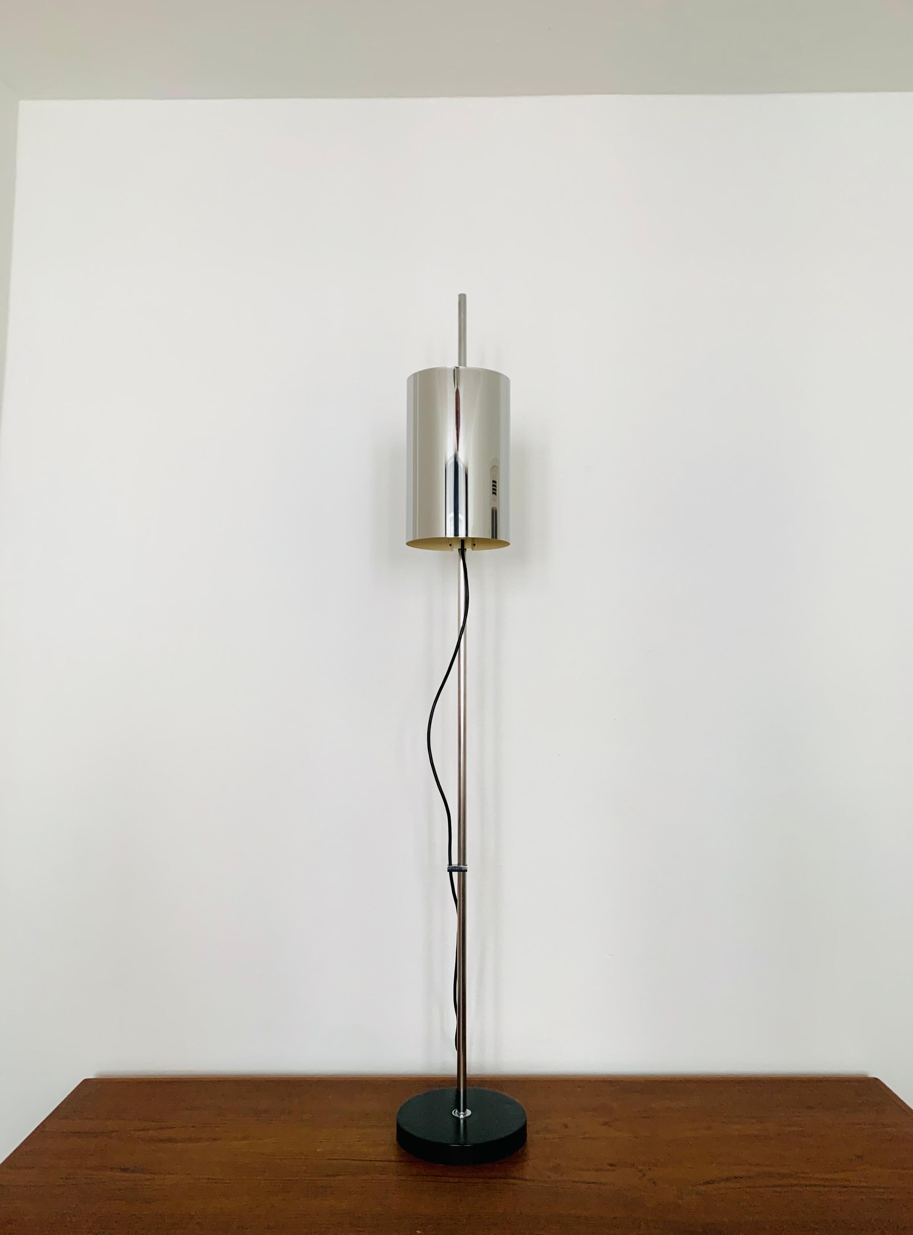 Stunning floor lamp from the 1960s.
Very unusual design and very high quality workmanship.
The lampshade is infinitely adjustable.
The design creates a spectacular play of light.

Manufacturer: Raak Amsterdam

Condition:

Very good vintage