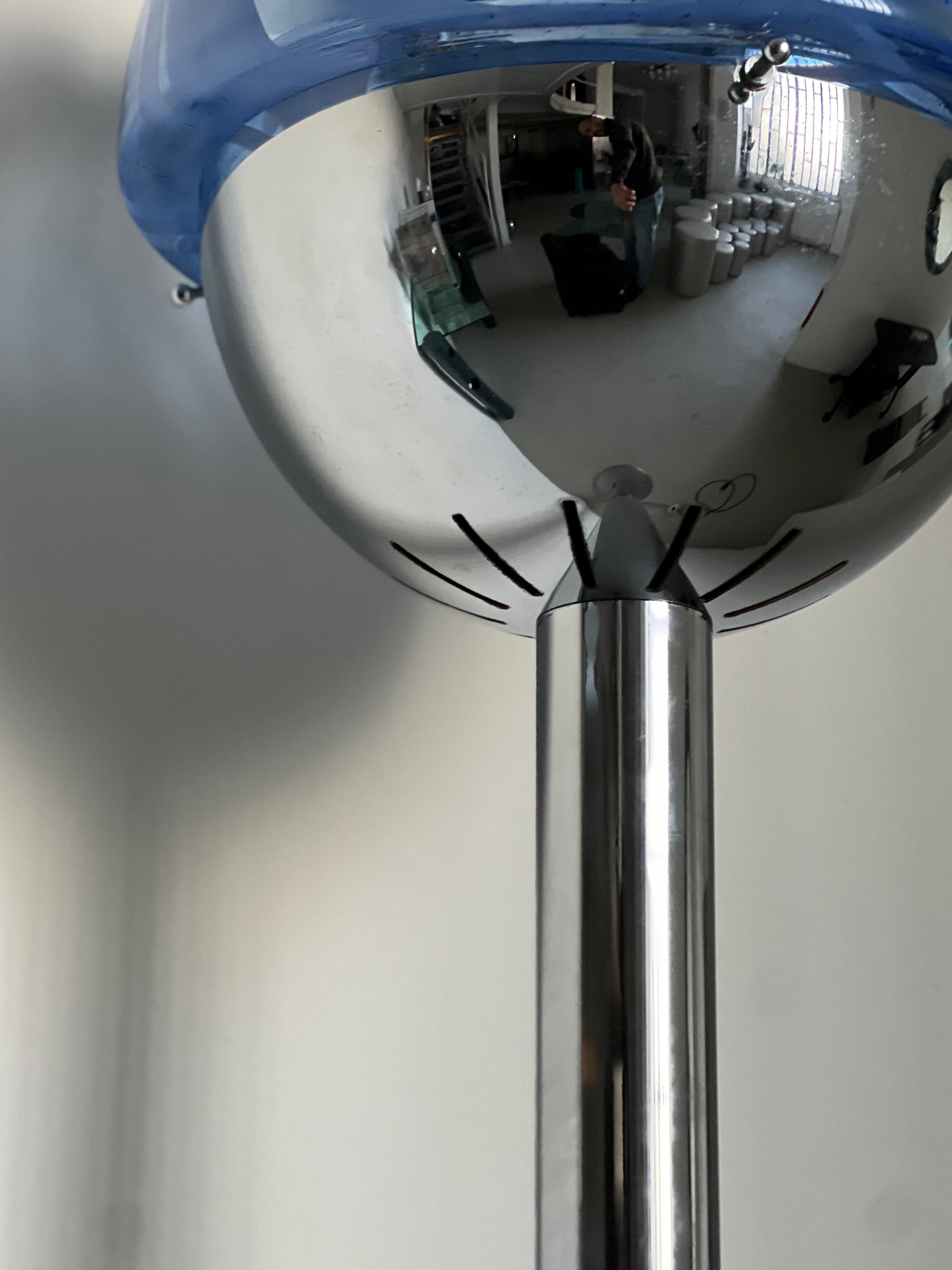 Lámpara de pie cromada de los años 60, Made in Italy, Cristal de murano azul y blanco en venta 3