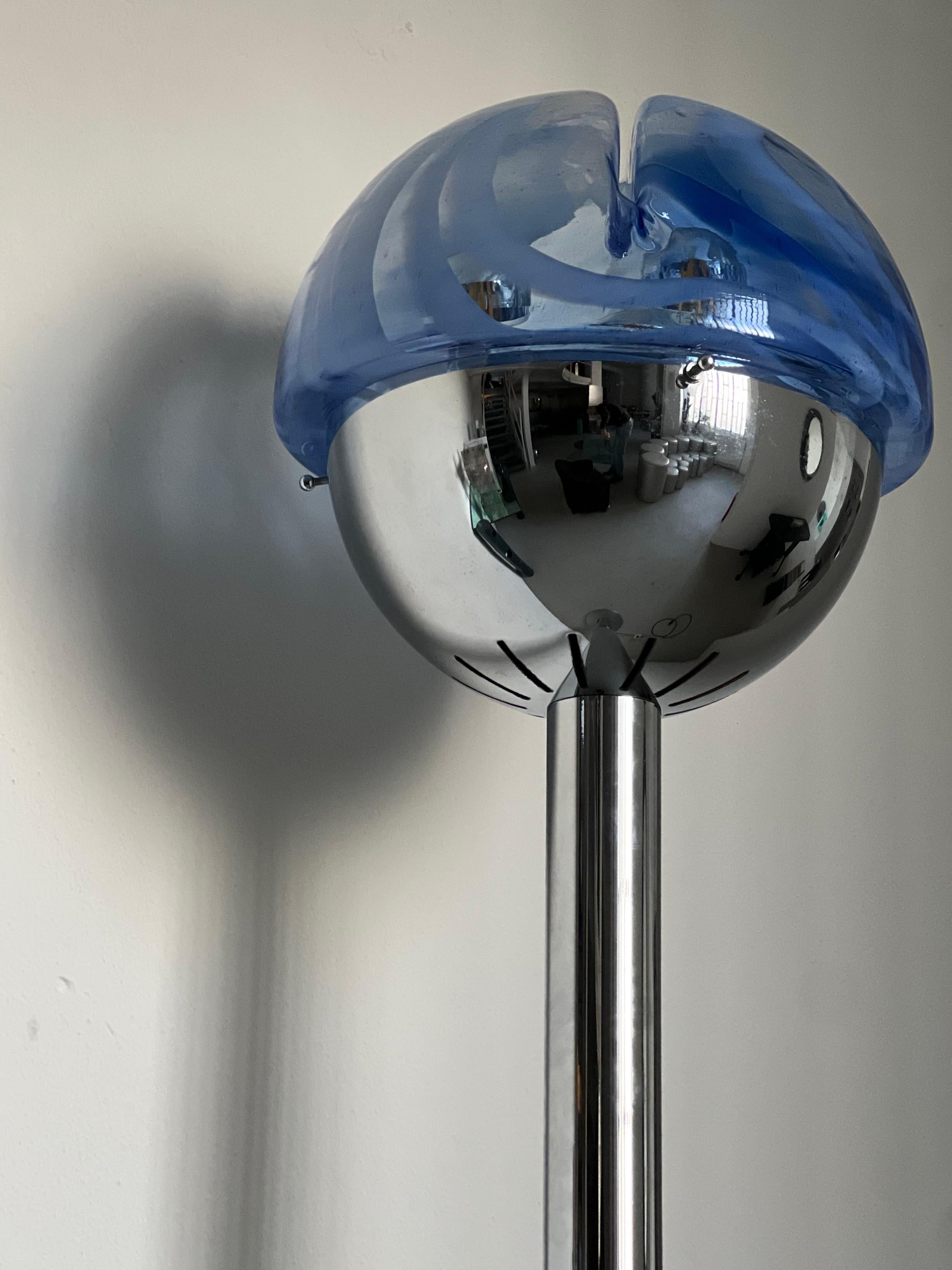 Lámpara de pie cromada de los años 60, Made in Italy, Cristal de murano azul y blanco en venta 4