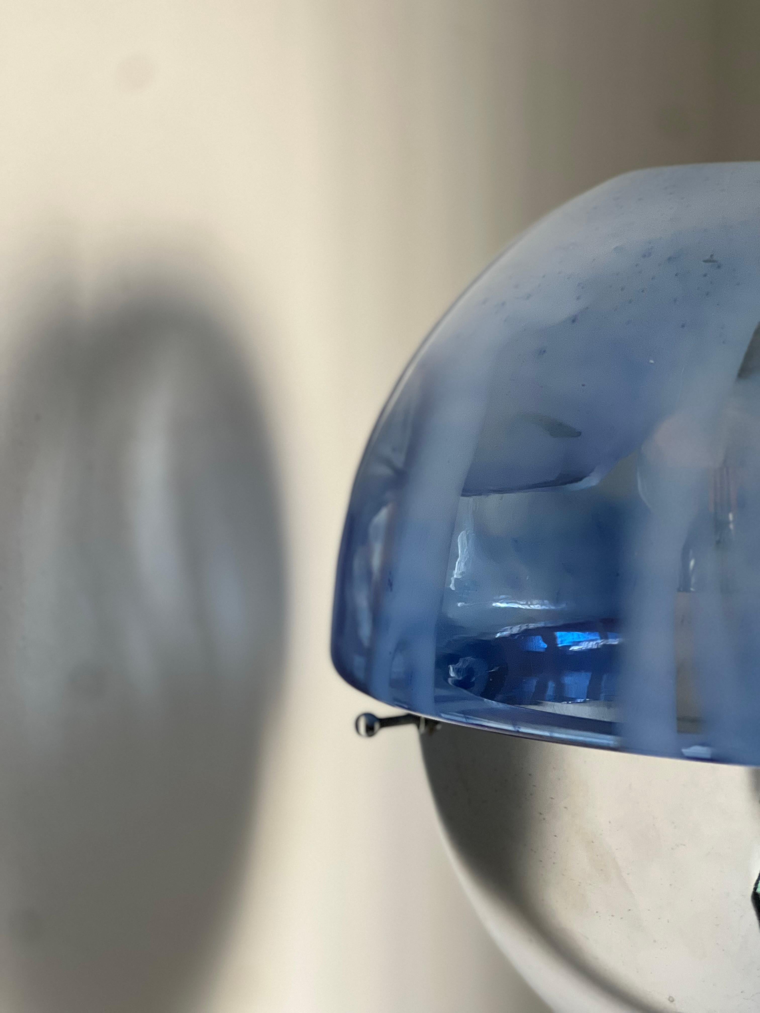 Lámpara de pie cromada de los años 60, Made in Italy, Cristal de murano azul y blanco en venta 6