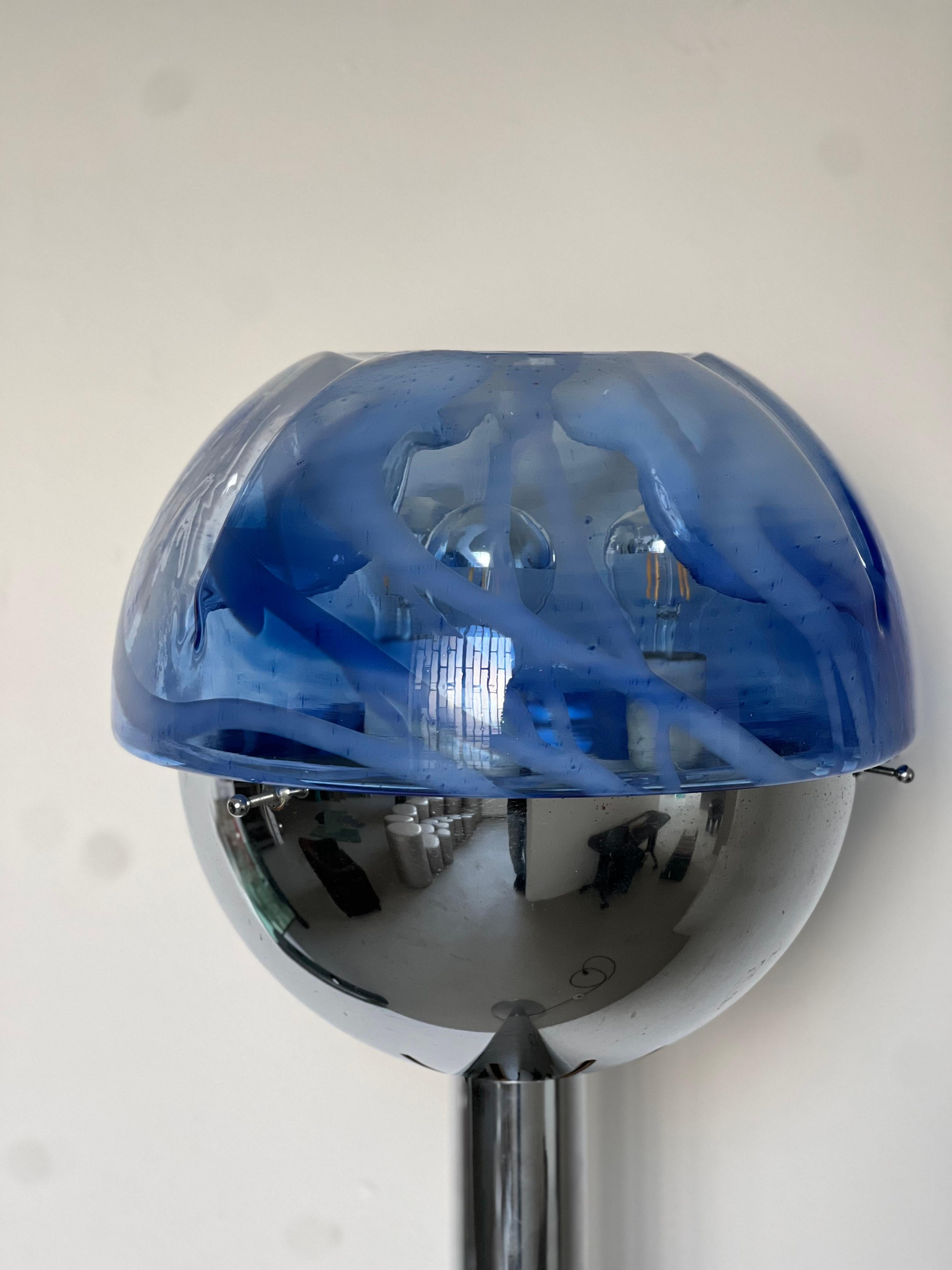 Lámpara de pie cromada de los años 60, Made in Italy, Cristal de murano azul y blanco en venta 7