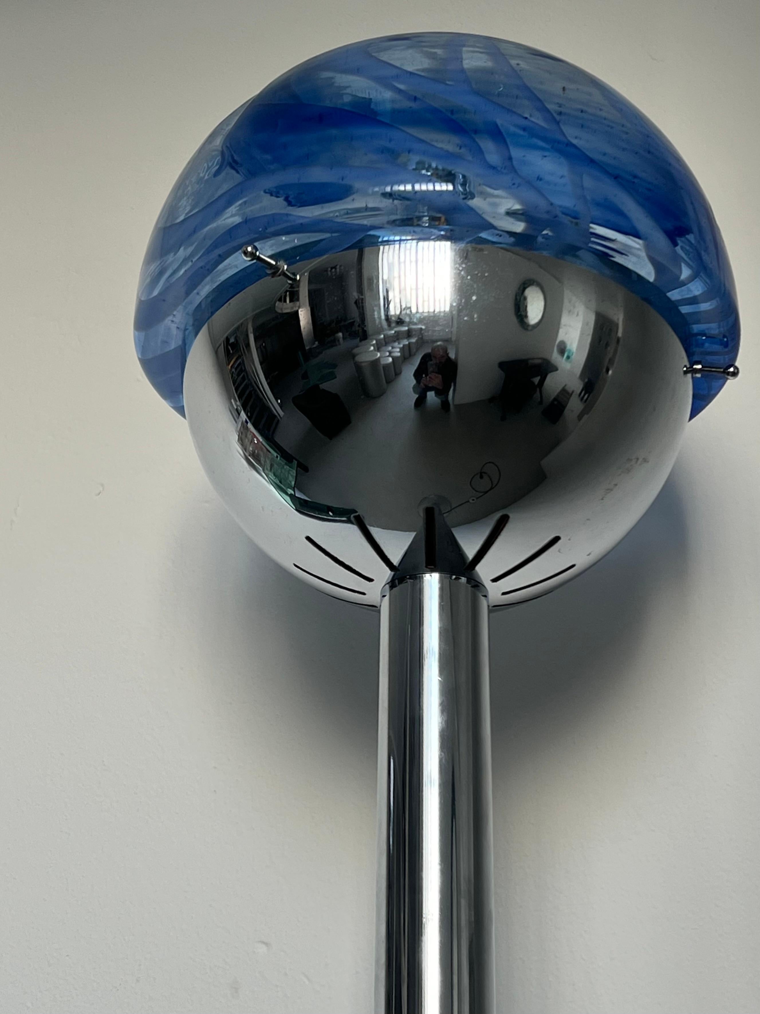 Lámpara de pie cromada de los años 60, Made in Italy, Cristal de murano azul y blanco en venta 9