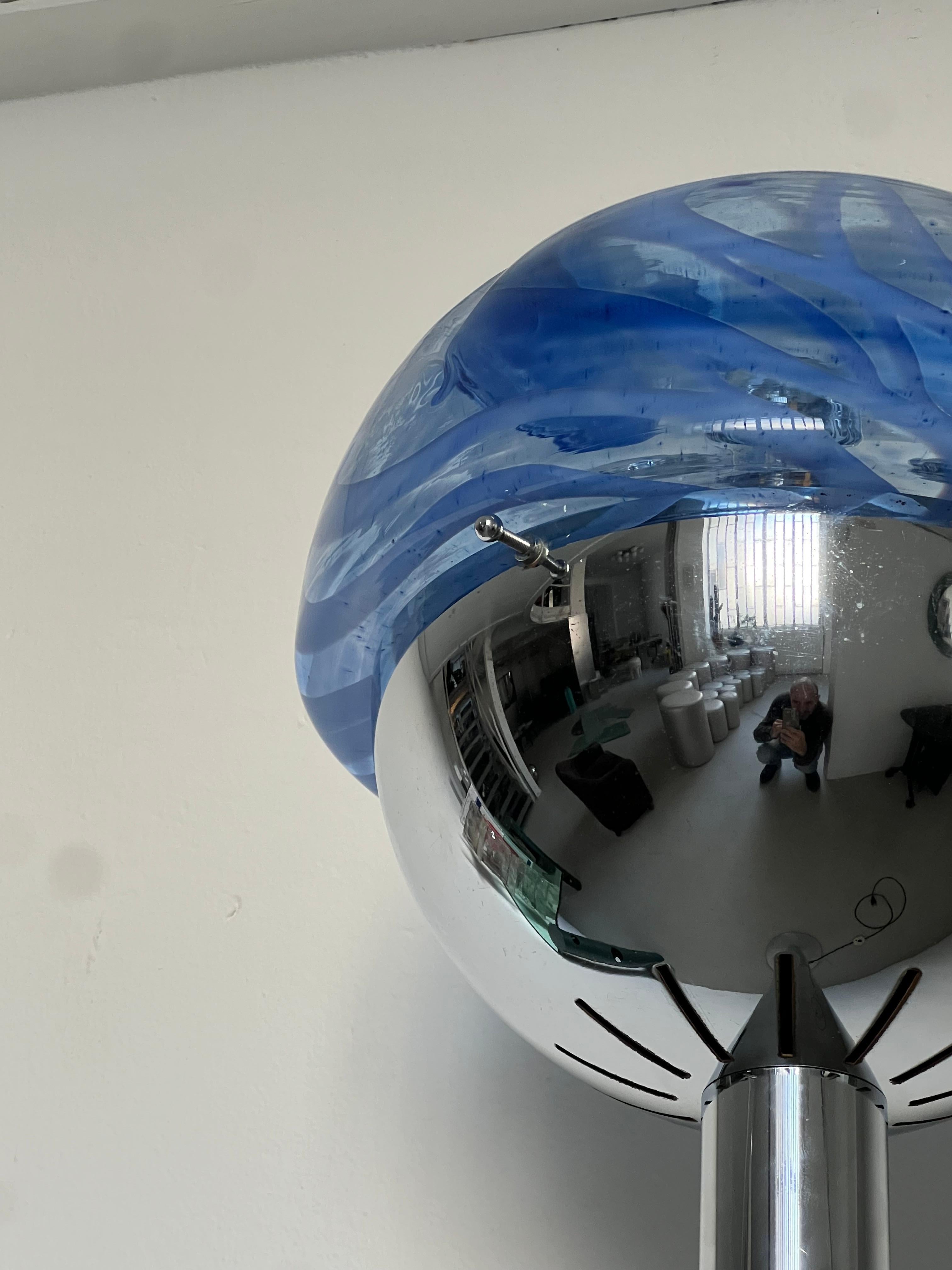 Lámpara de pie cromada de los años 60, Made in Italy, Cristal de murano azul y blanco en venta 10