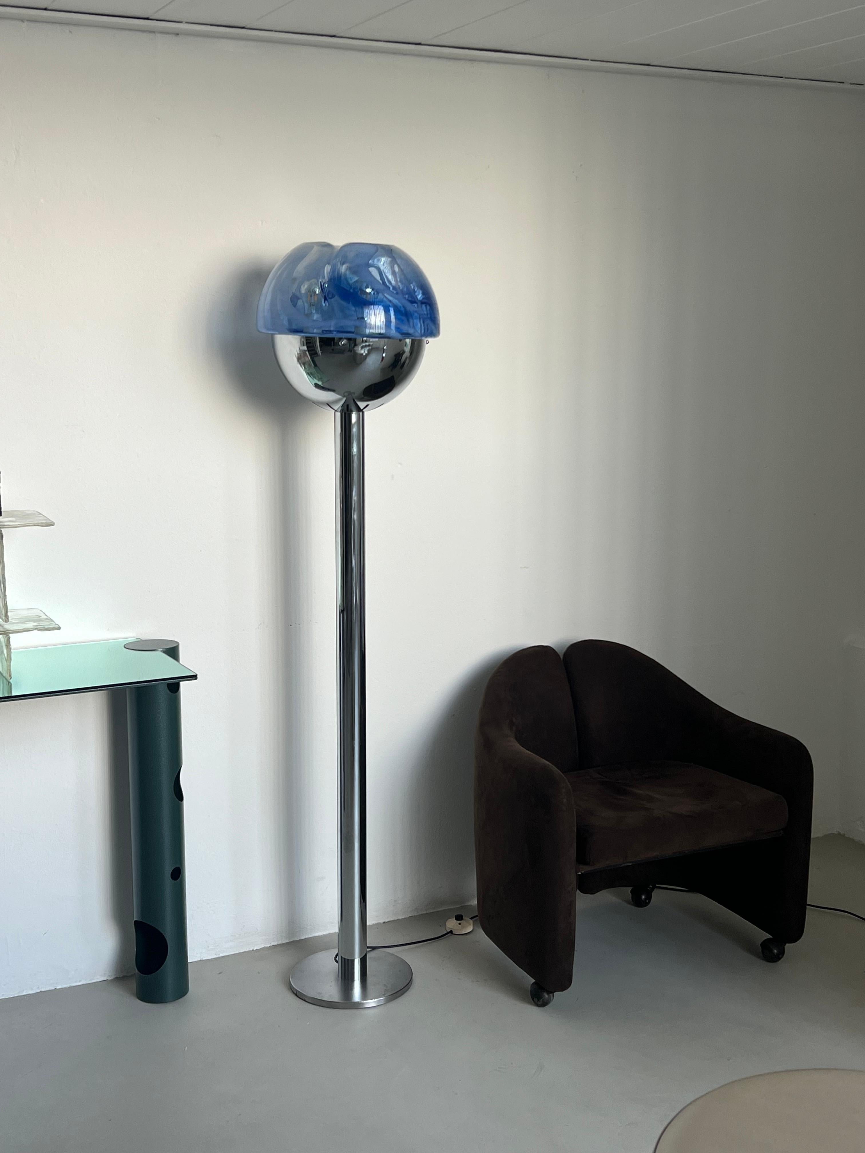 Lámpara de pie cromada de los años 60, Made in Italy, Cristal de murano azul y blanco en venta 11