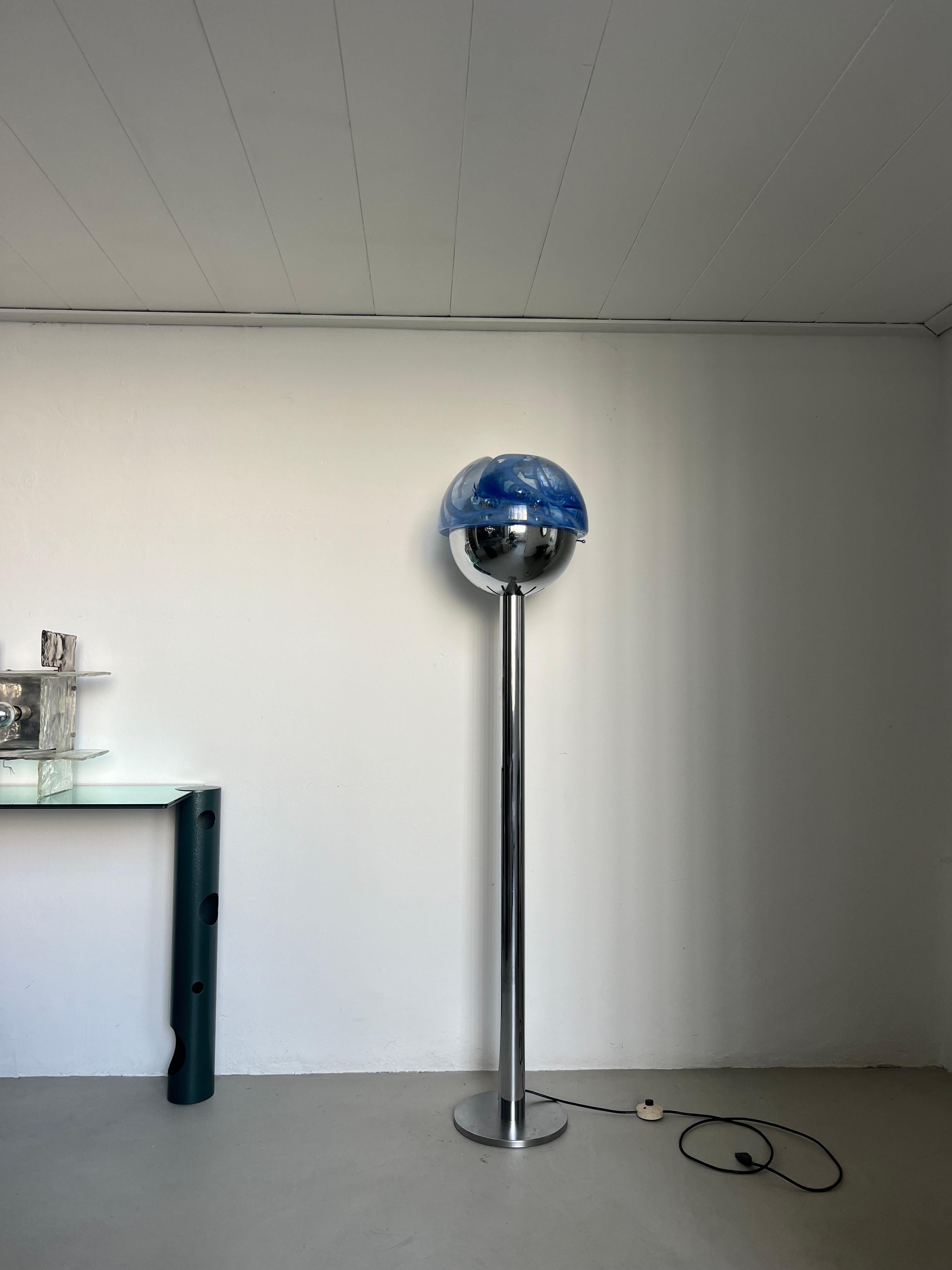Lámpara de pie moderna de mediados de siglo - Lámpara de metal cromado - 

Lámpara de pie italiana vintage de mediados de siglo, de metal cromado y cristal. De estilo intemporal, el elemento superior de cristal está fabricado en murano con la