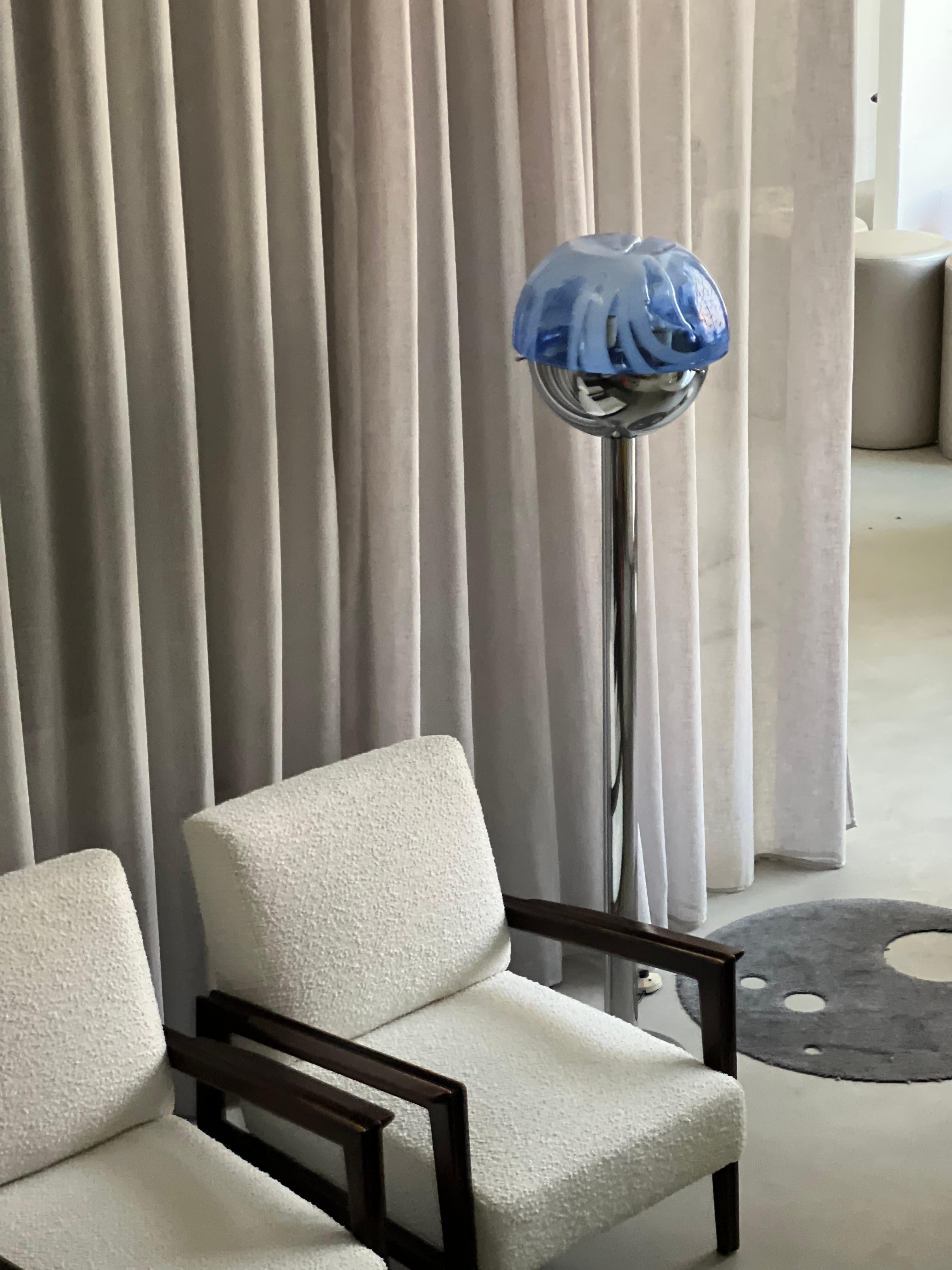 Lámpara de pie cromada de los años 60, Made in Italy, Cristal de murano azul y blanco en venta 13
