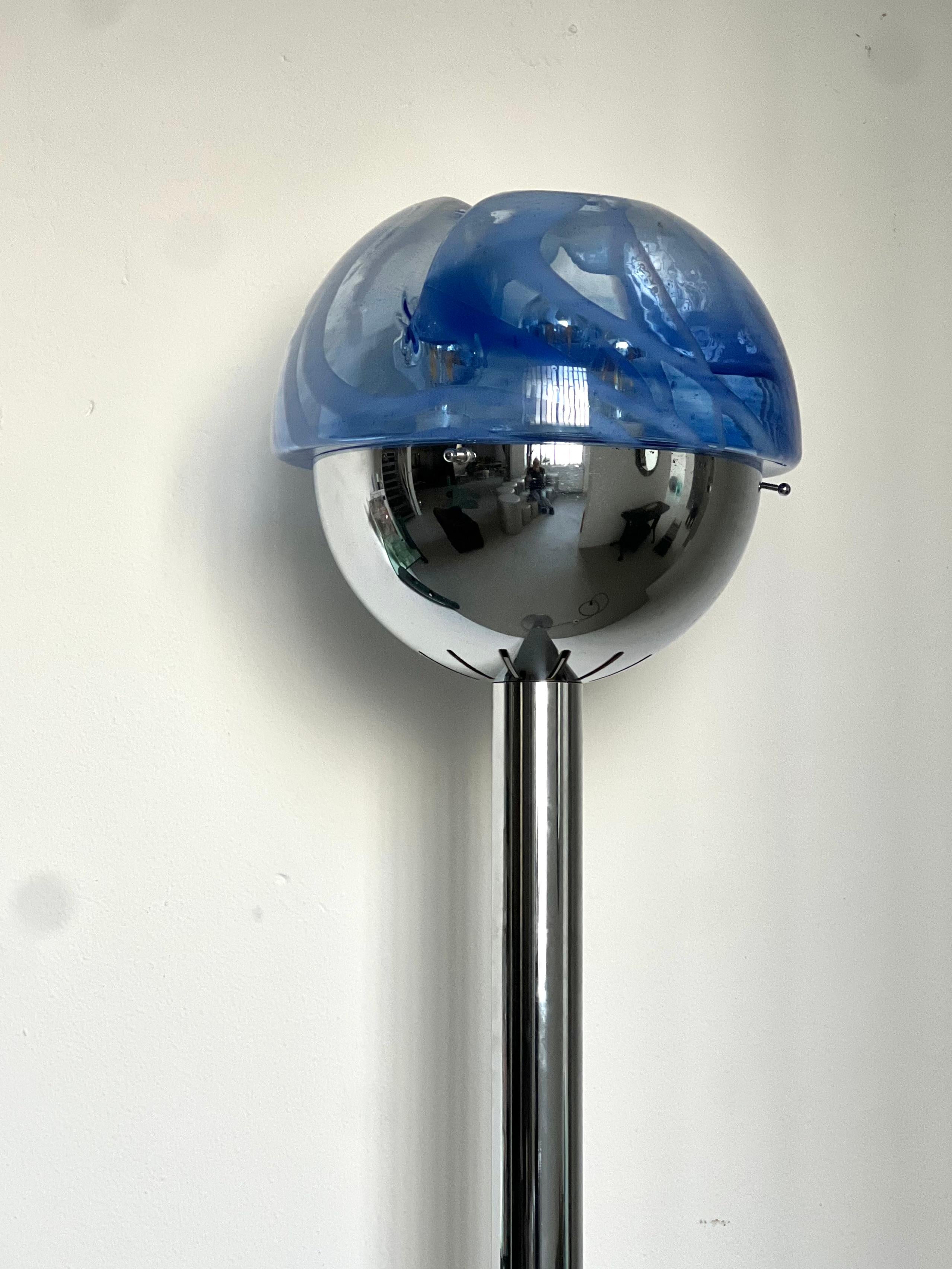 Lámpara de pie cromada de los años 60, Made in Italy, Cristal de murano azul y blanco Italiano en venta