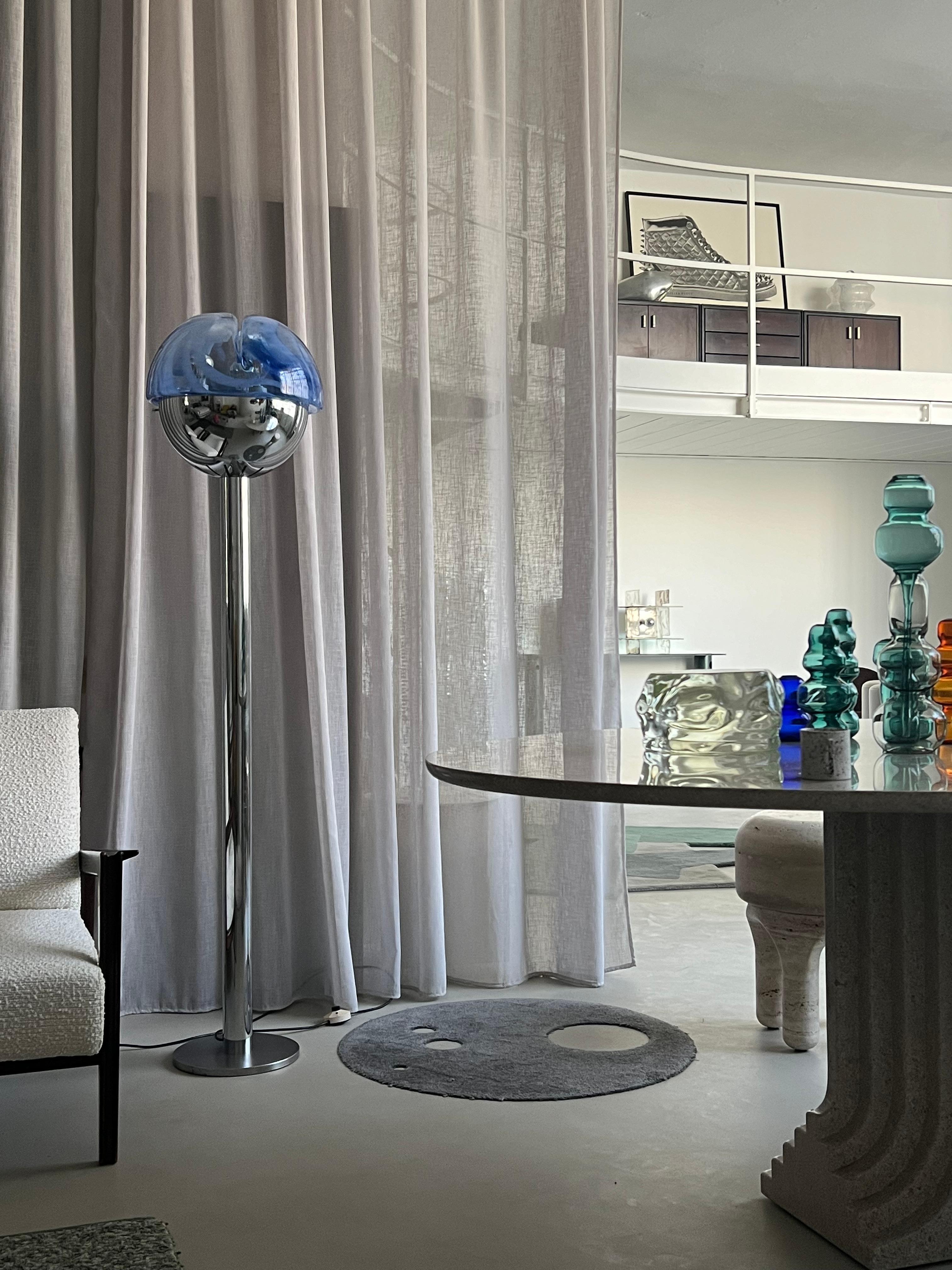 Lámpara de pie cromada de los años 60, Made in Italy, Cristal de murano azul y blanco Acero en venta