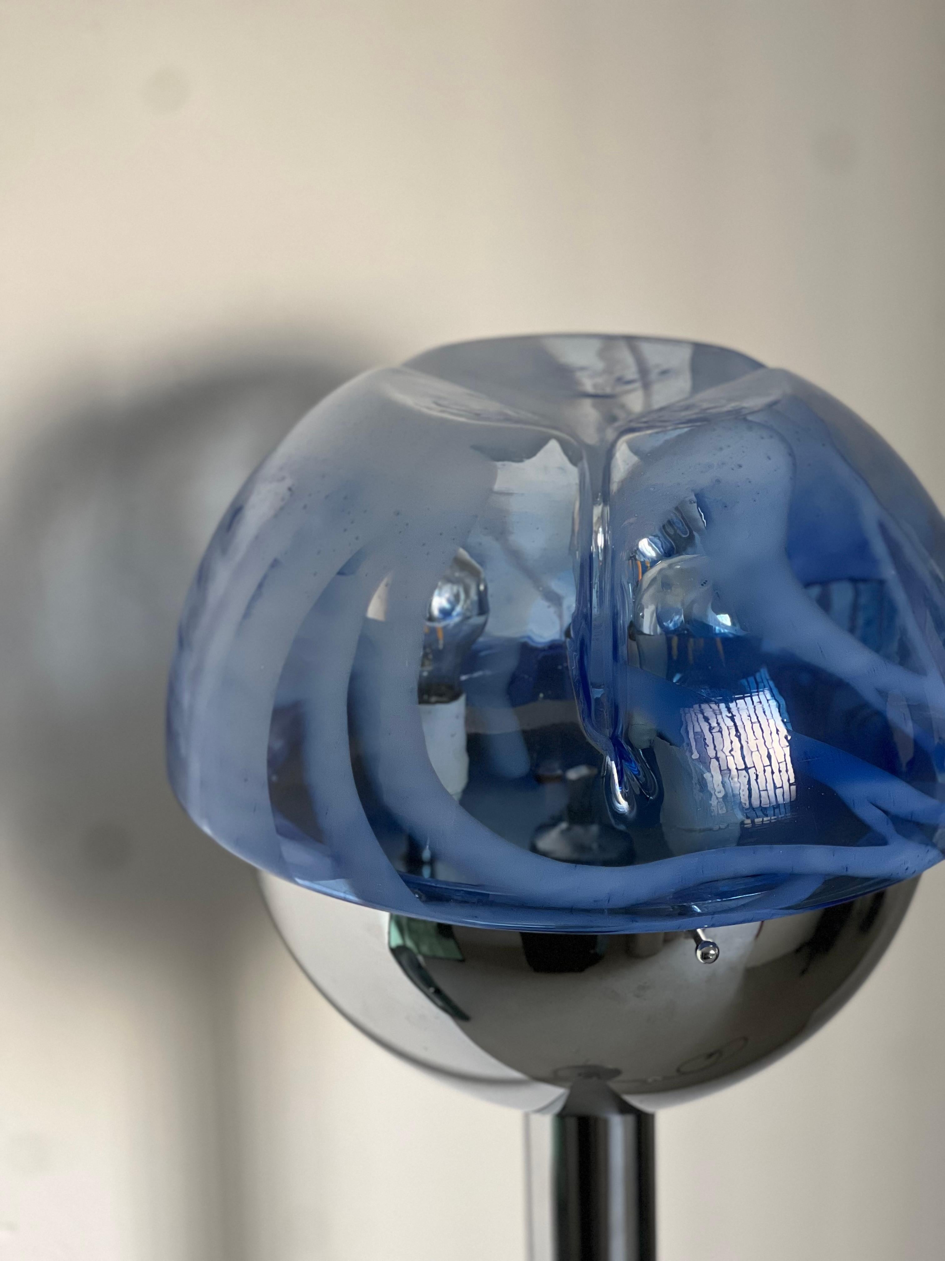 Lámpara de pie cromada de los años 60, Made in Italy, Cristal de murano azul y blanco en venta 1