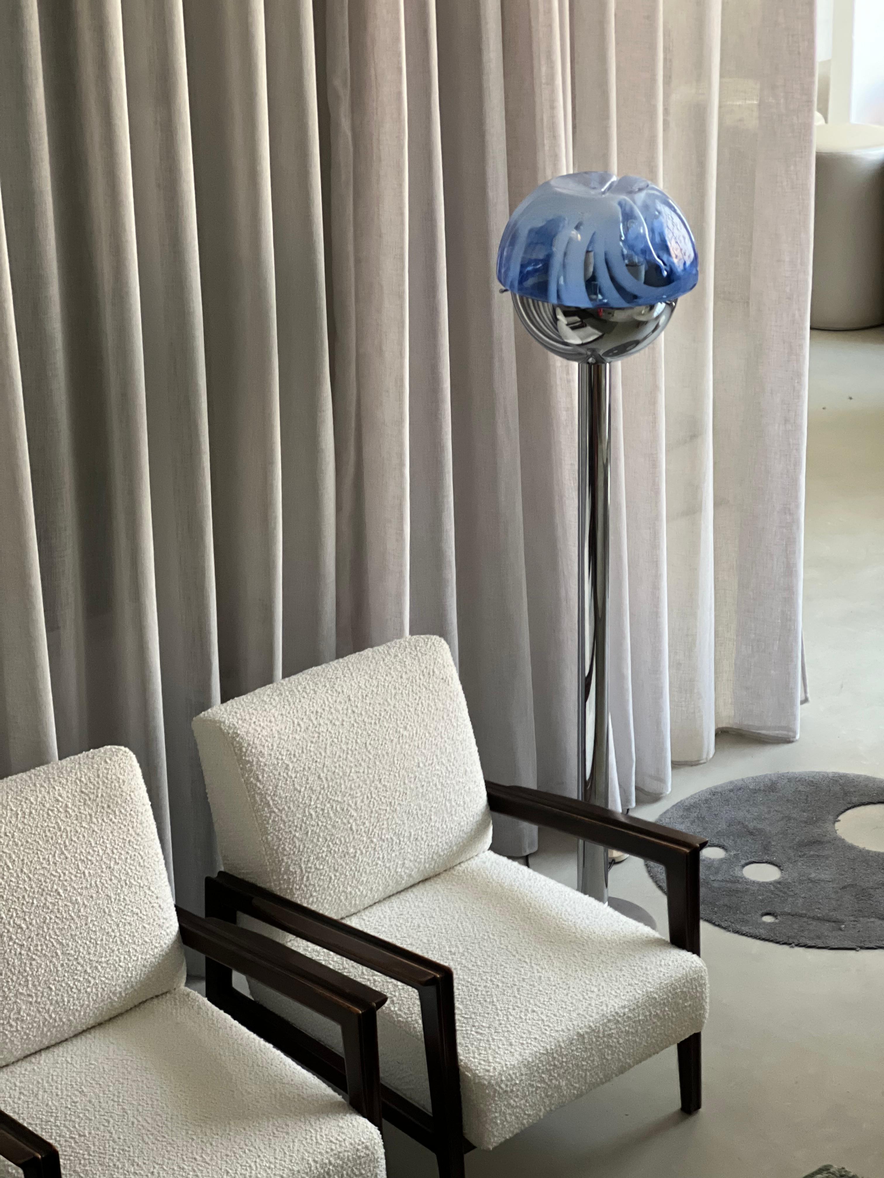 Lámpara de pie cromada de los años 60, Made in Italy, Cristal de murano azul y blanco en venta 2