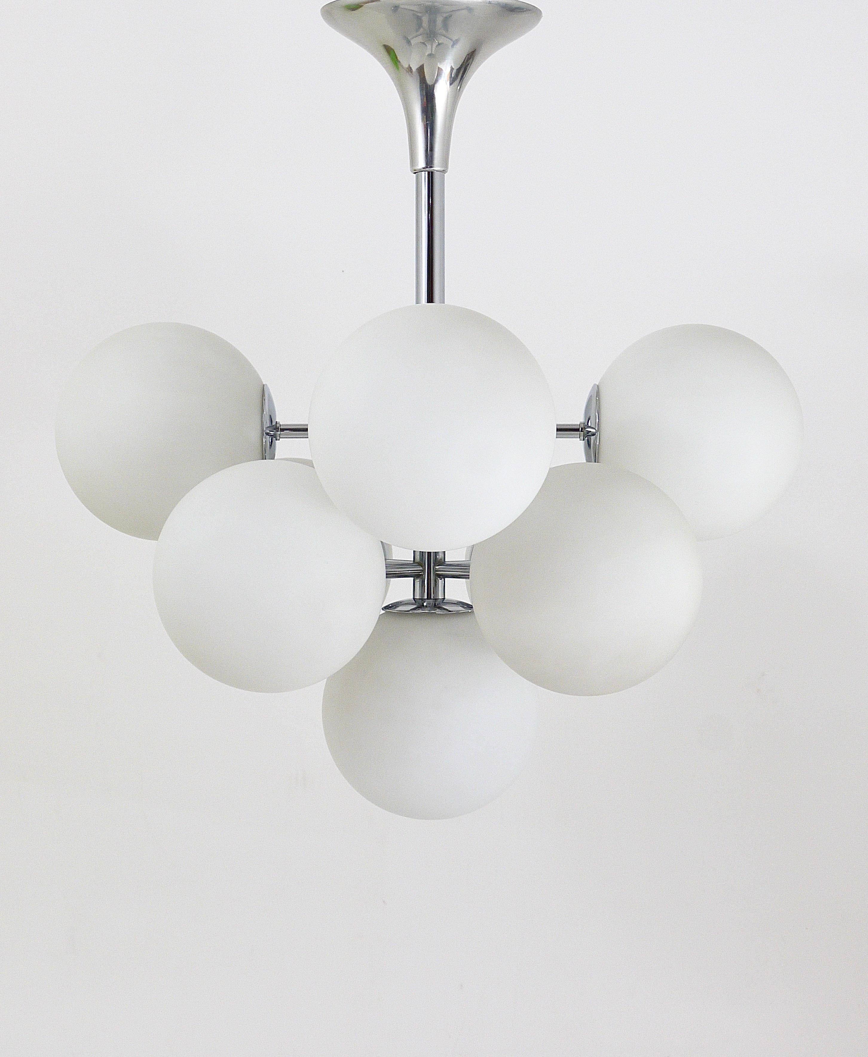 A stylish 1960s Space Age atomic Sputnik-style chandelier. Executed by Temde Switzerland. Chrome-plated hardware with a tulip canopy and nine white frosted hand blown glass globe shades. In very good condition. Labelled on the canopy.

 