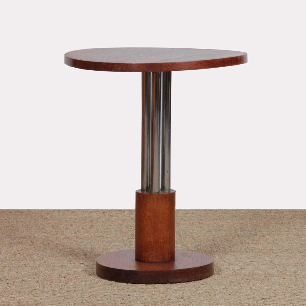 This modernist table dates from the 1930s. It is in oak and chromed metal. The solid wood top has been restored.