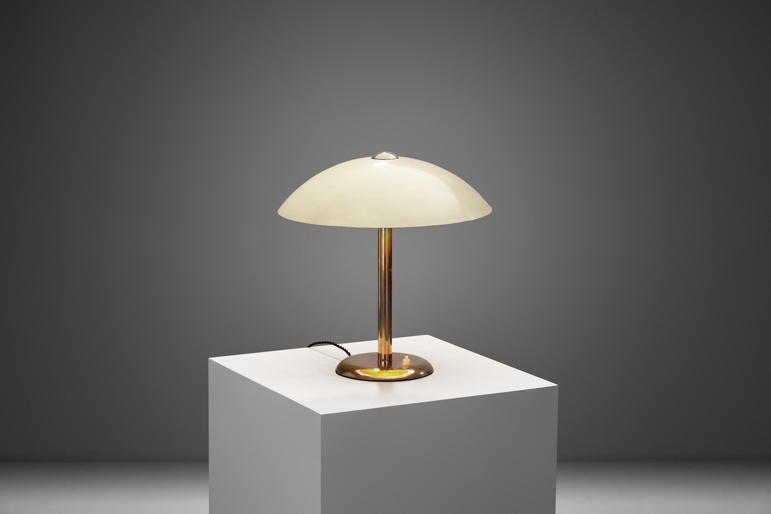 Diese auffällige Tischleuchte ist ein Beispiel für die kühnen, innovativen Designprinzipien der Art-Déco-Bewegung, die die spätere erste Hälfte des 20. Jahrhunderts dominierte. Der für seine klaren Linien, geometrischen Formen und luxuriösen