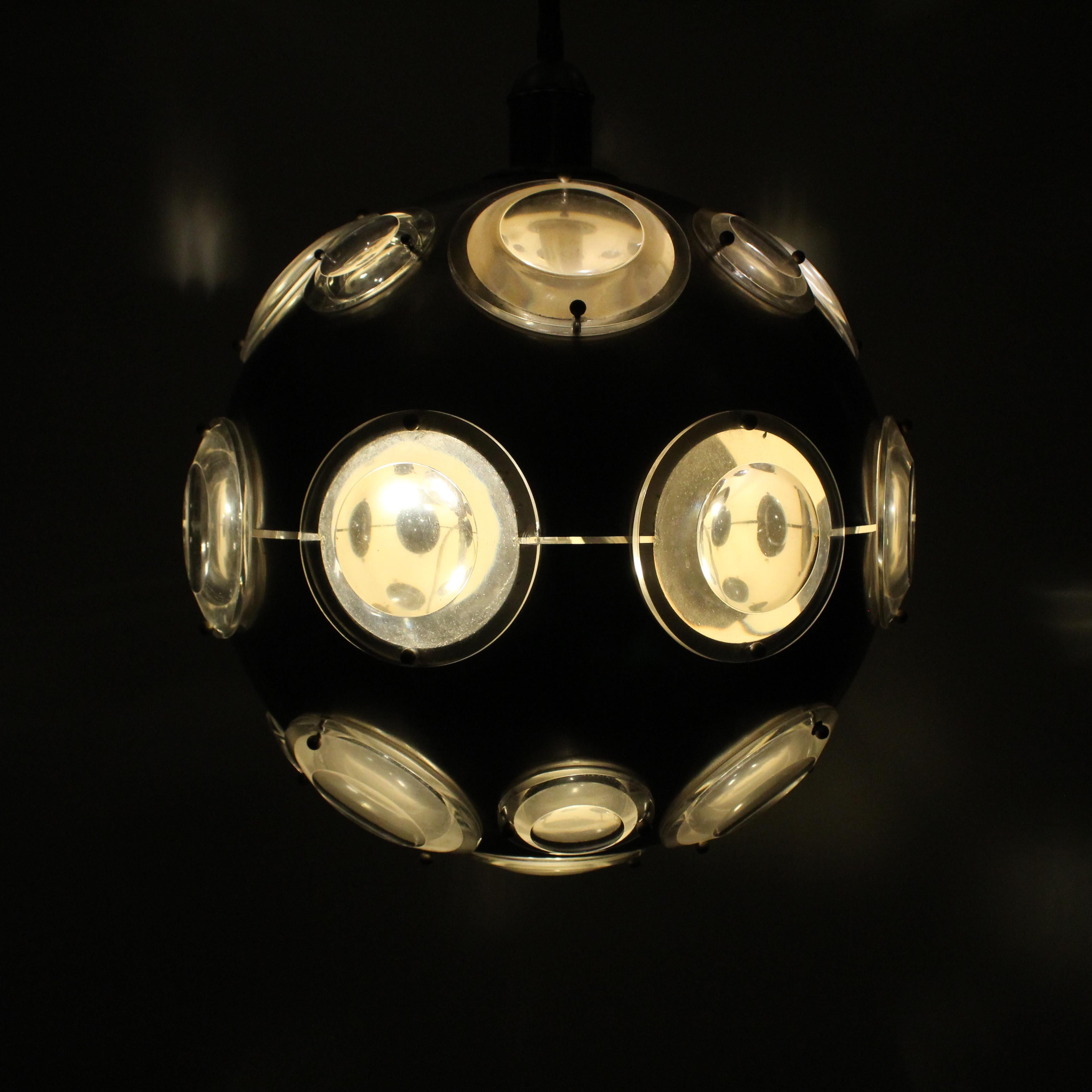 La lampe suspendue en métal chromé avec diffuseurs en verre, conçue par Oscar Torlasco aux alentours de 1970, est un excellent exemple du design brillant et futuriste de son époque. Cette lampe offre une combinaison fascinante de matériaux et de