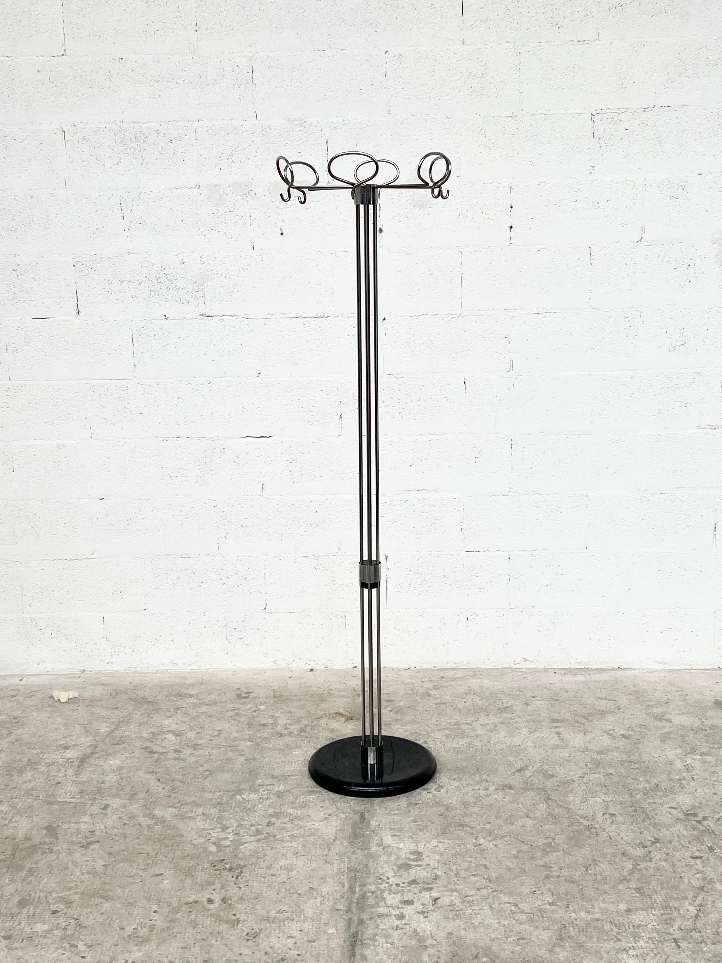 Chromed metal clothes hanger designed by Isao Hosoe and produced by Valenti 1970s.
Light and elegant essential lines.
Another one in black and one in white are available.
Dimensions: diameter 45 cm - Height 160 cm.