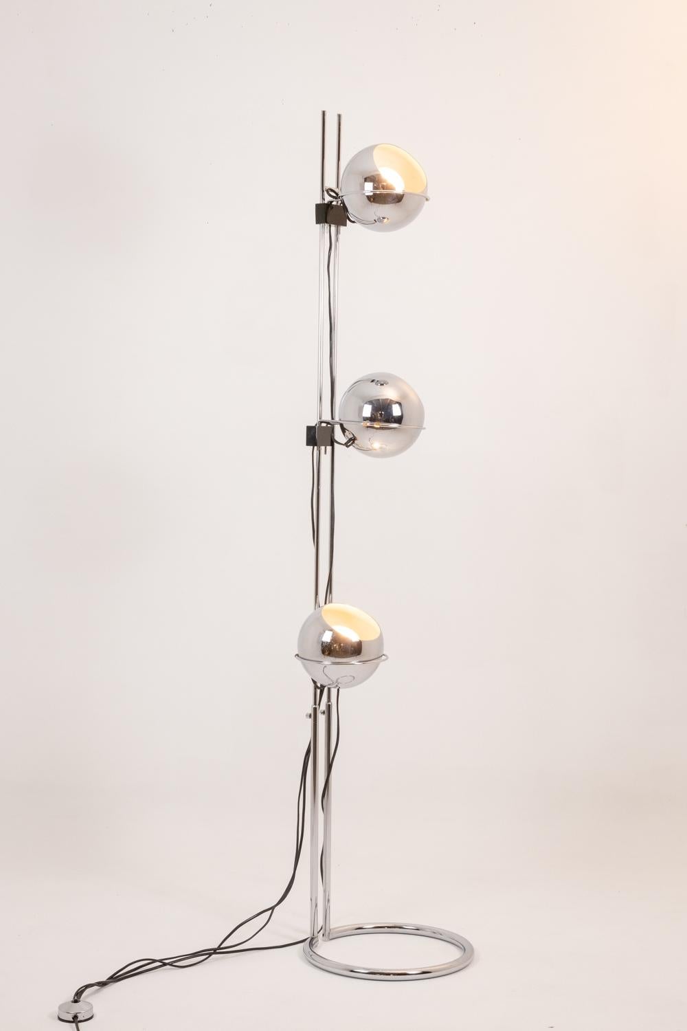 Lampada da terra in metallo cromato, con tre Ball rimovibili e regolabili. Base a forma circolare.

Opera francese realizzata negli anni '1970.

Dimensioni: H 170 x L 34,5 x P 34,5 cm

Riferimento: LS6035456G