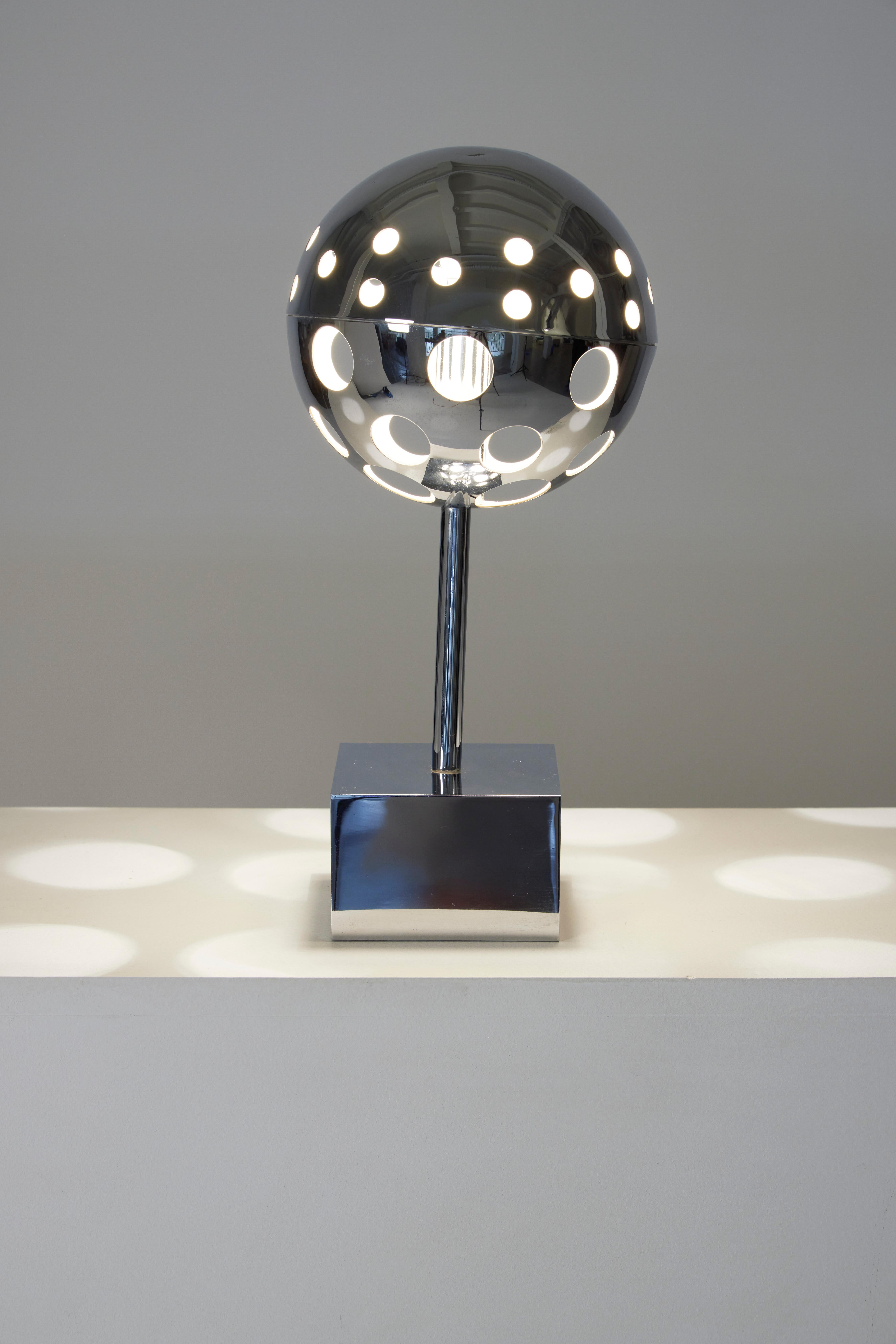 Chrome metal lamp by French designer Sabine Charoy, mid-20th century In Good Condition For Sale In PARIS, FR