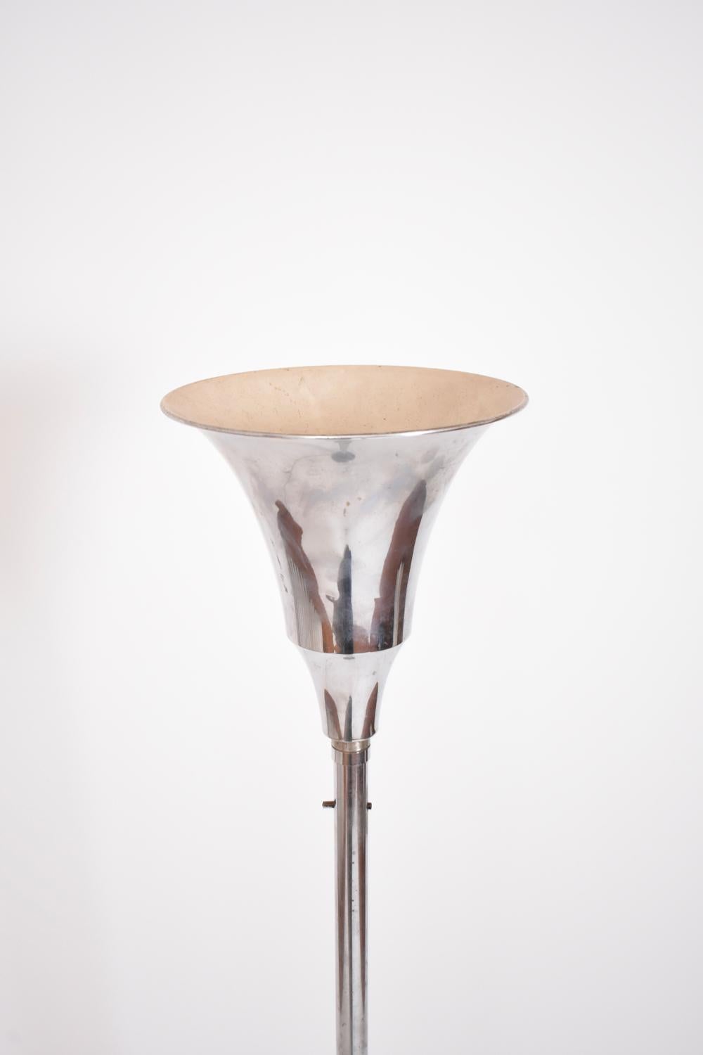 Art-Deco modernista  lampada da terra in metallo cromato con una base rotonda e un bassino nella parte superiore. Francia, anni '30