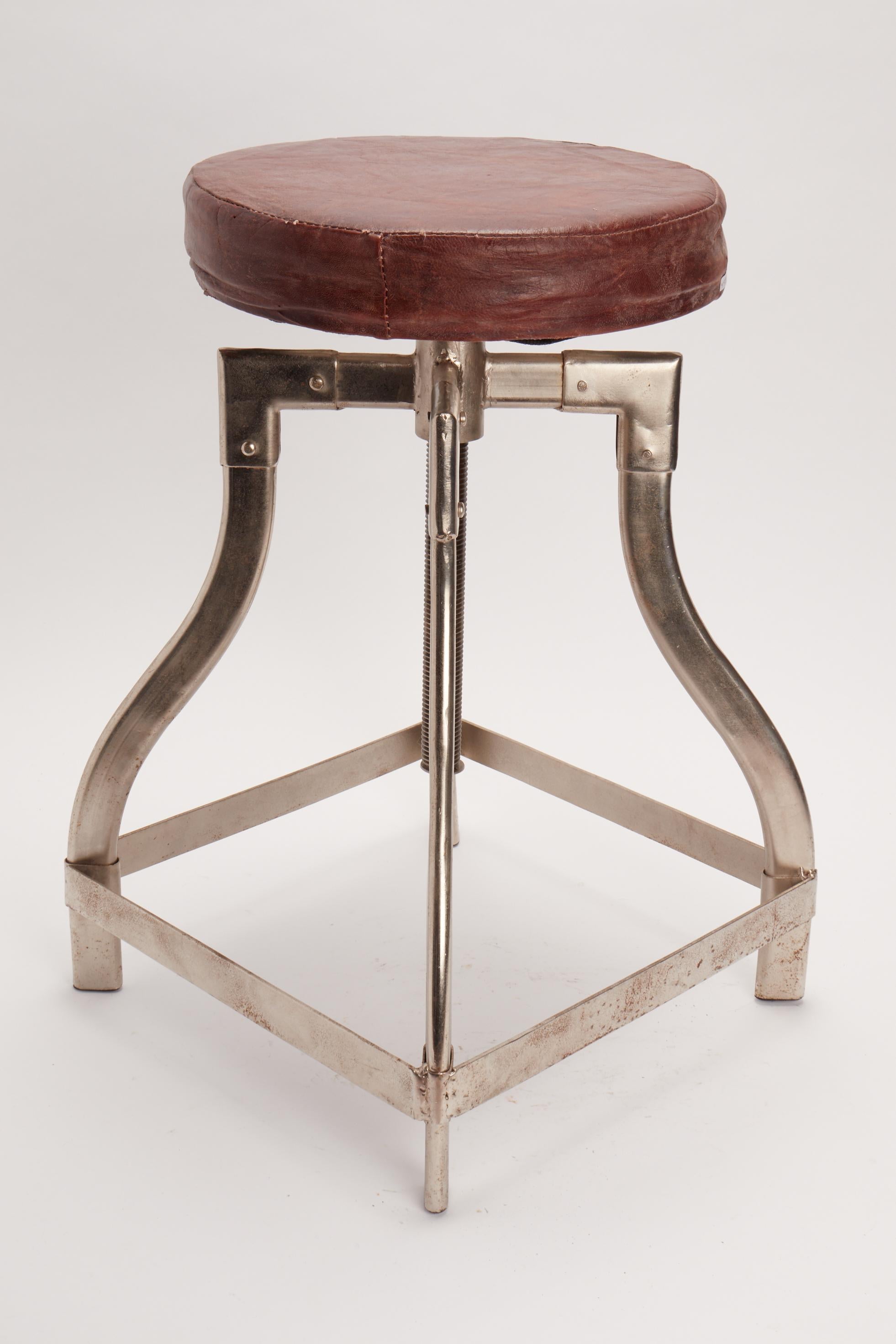Chromed metal stool, with padded leather top and adjustable height (30